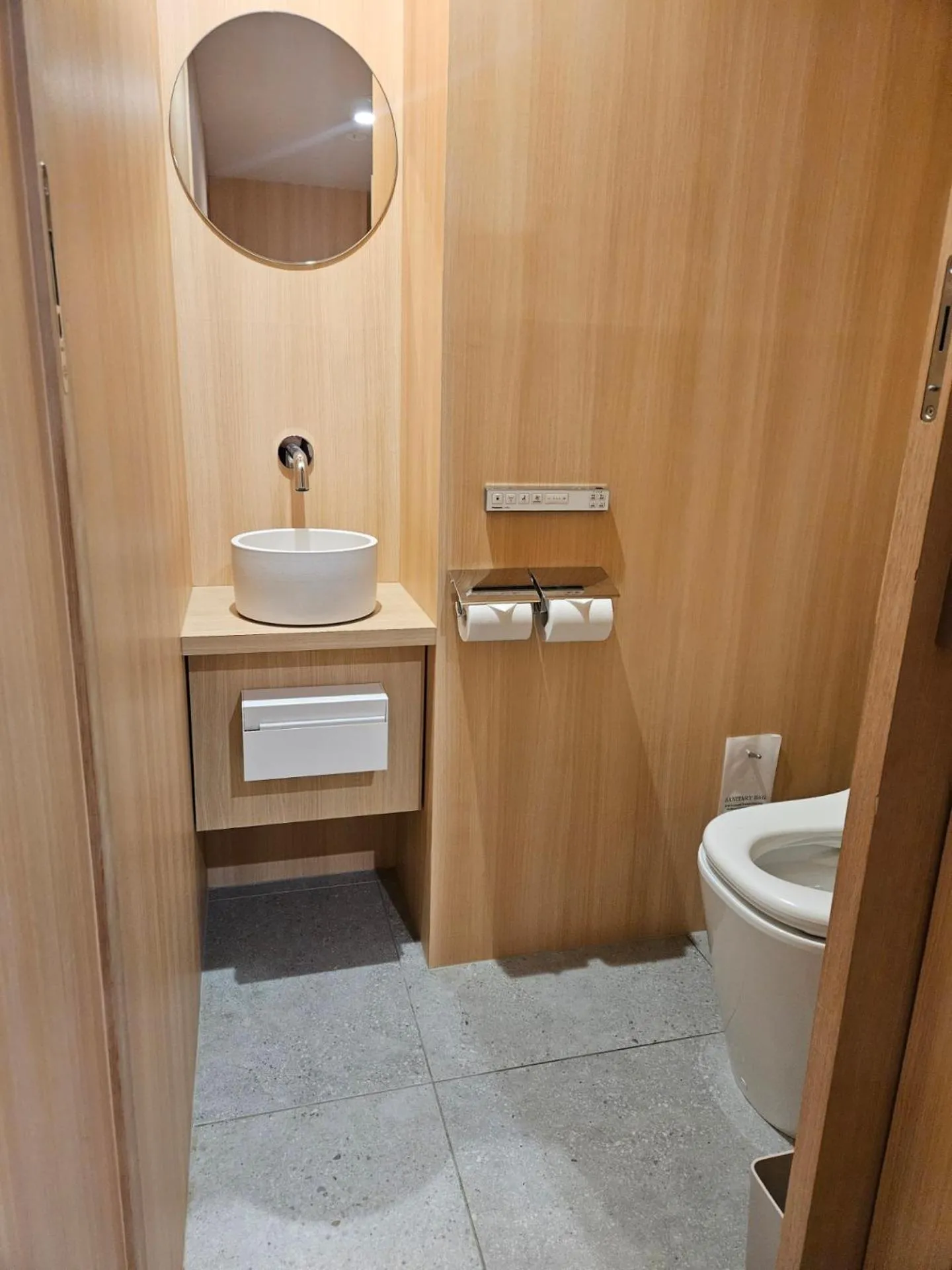 Toilet in Grandia Housen