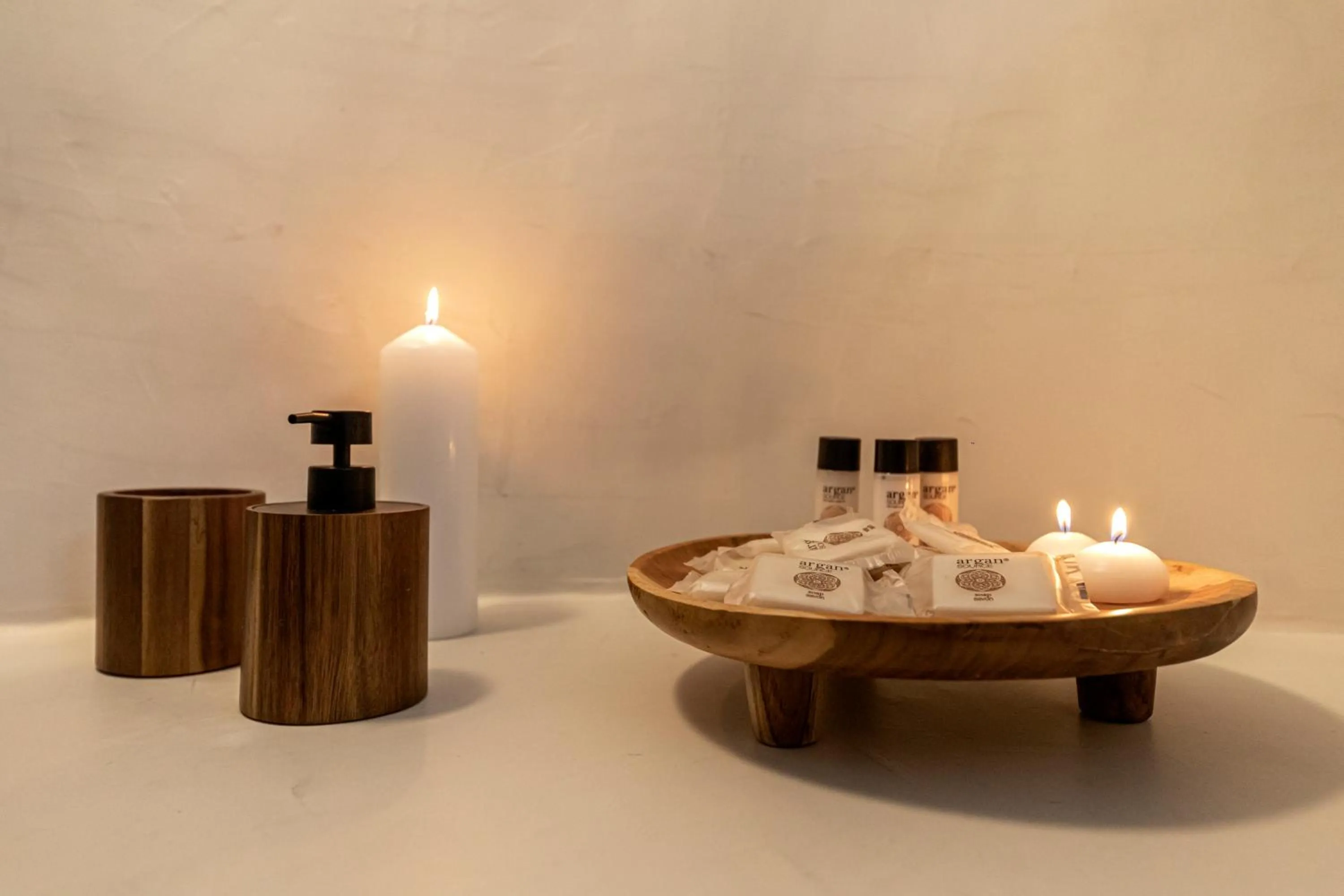 Bathroom in White Cave by Caldera Houses