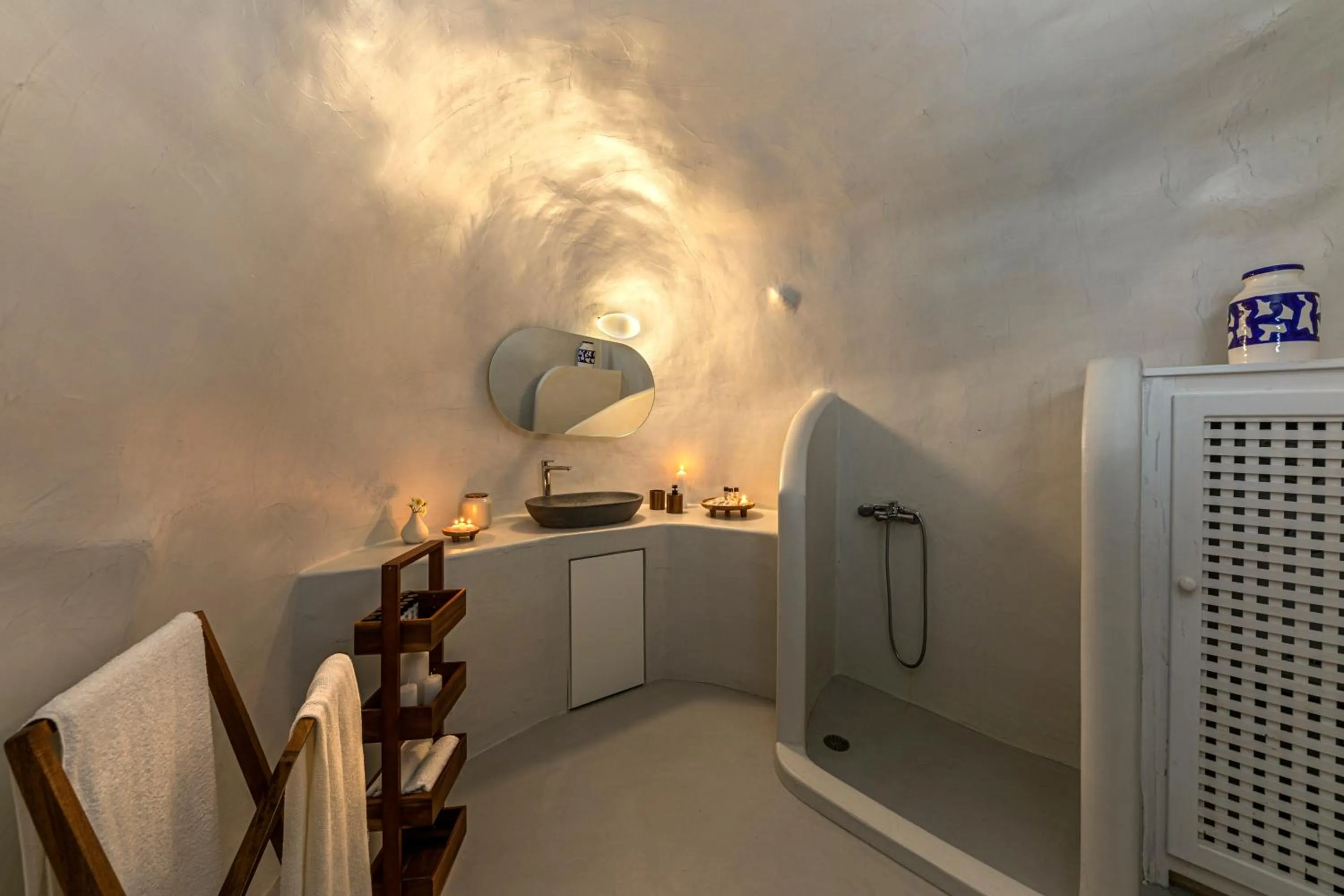 Bathroom in White Cave by Caldera Houses