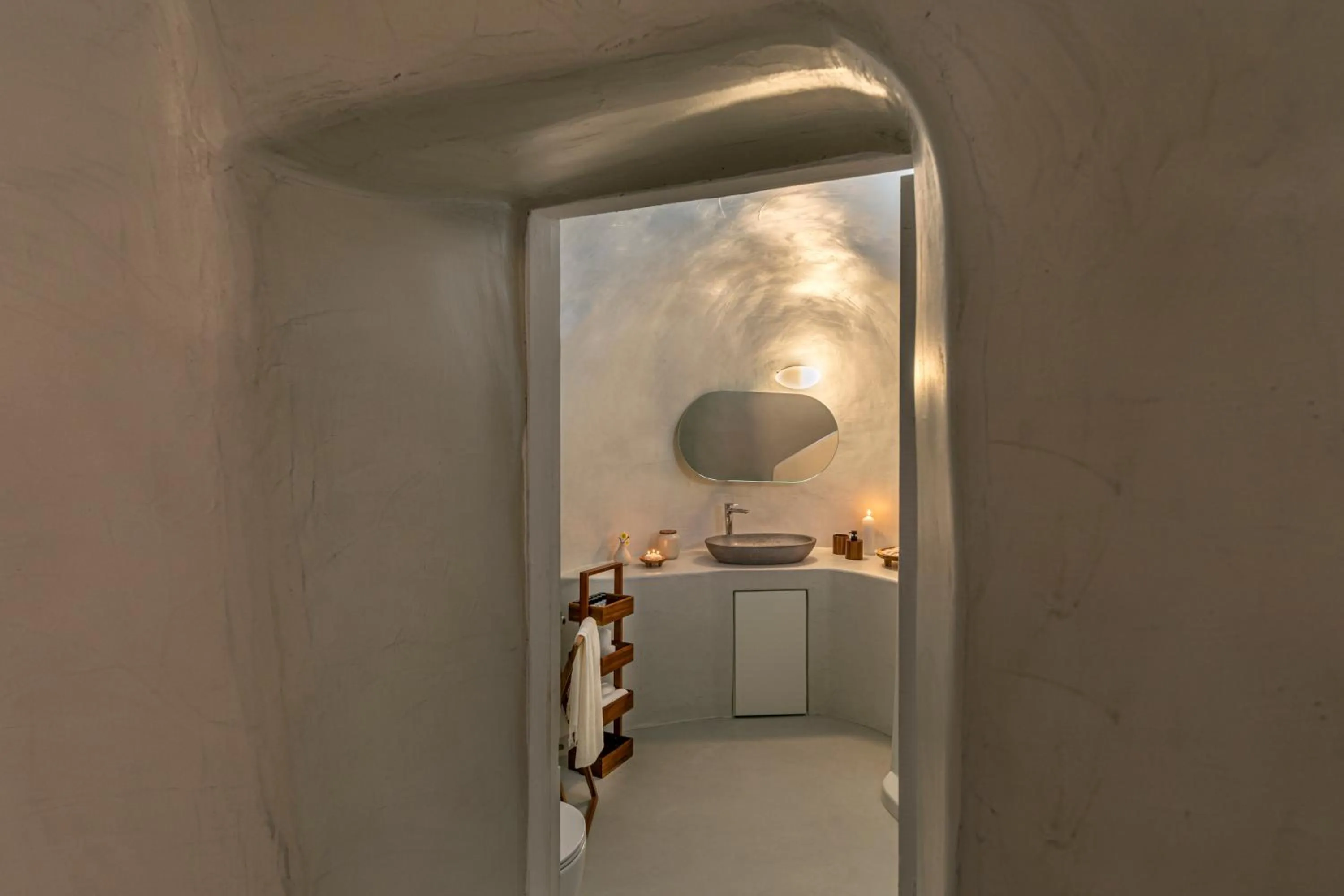 Bathroom in White Cave by Caldera Houses