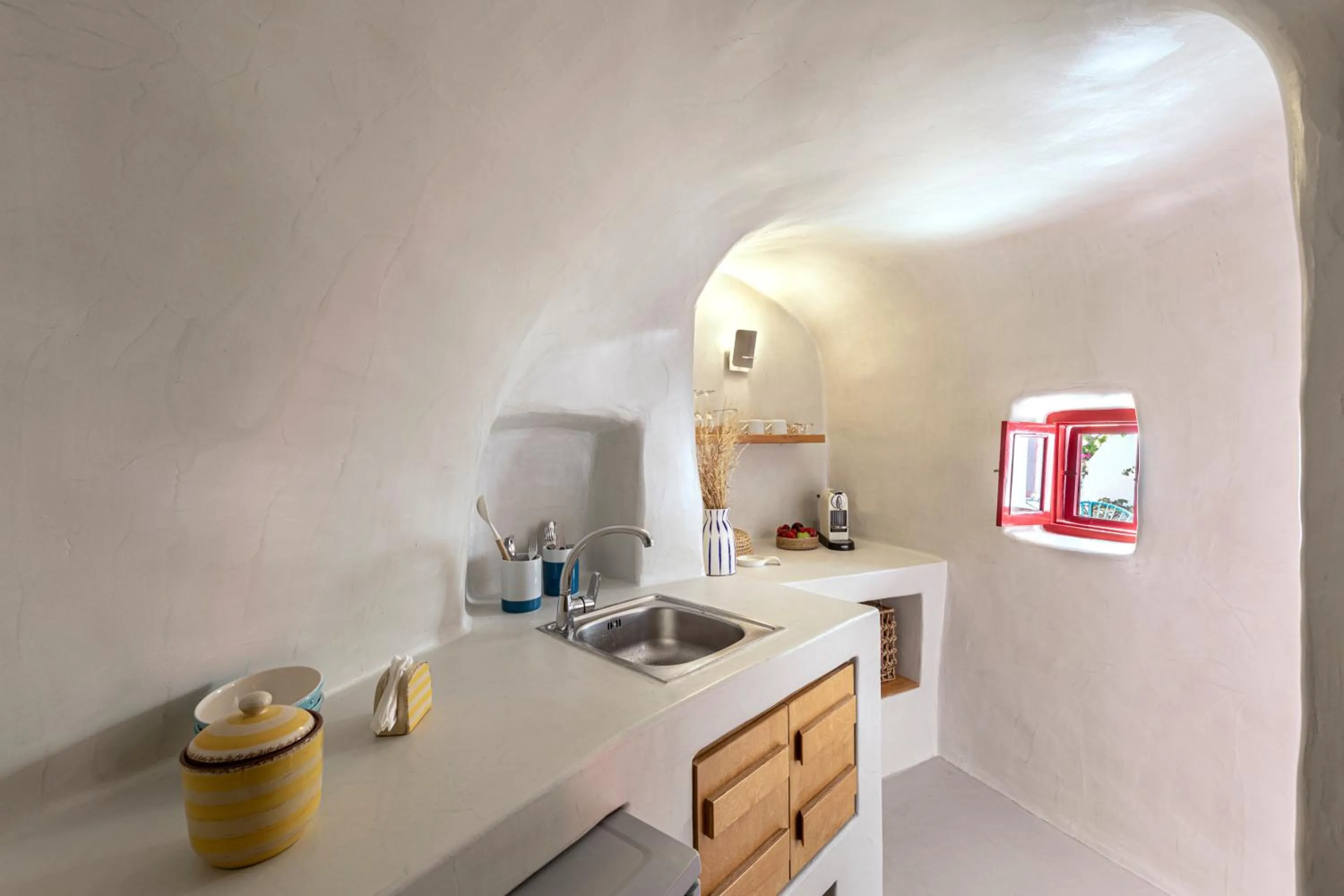 Kitchen or kitchenette in White Cave by Caldera Houses