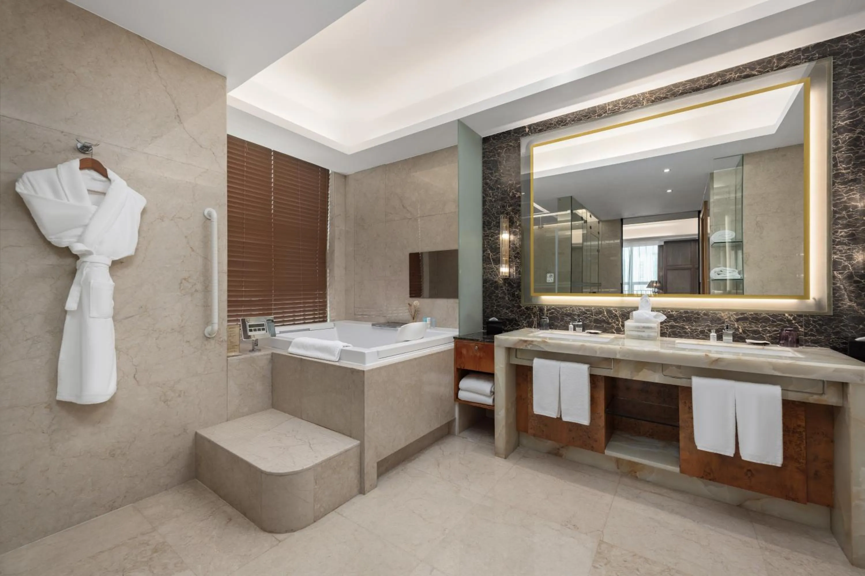 Shower in Vanburgh Hotel - Free shuttle bus transfer during Canton Fair
