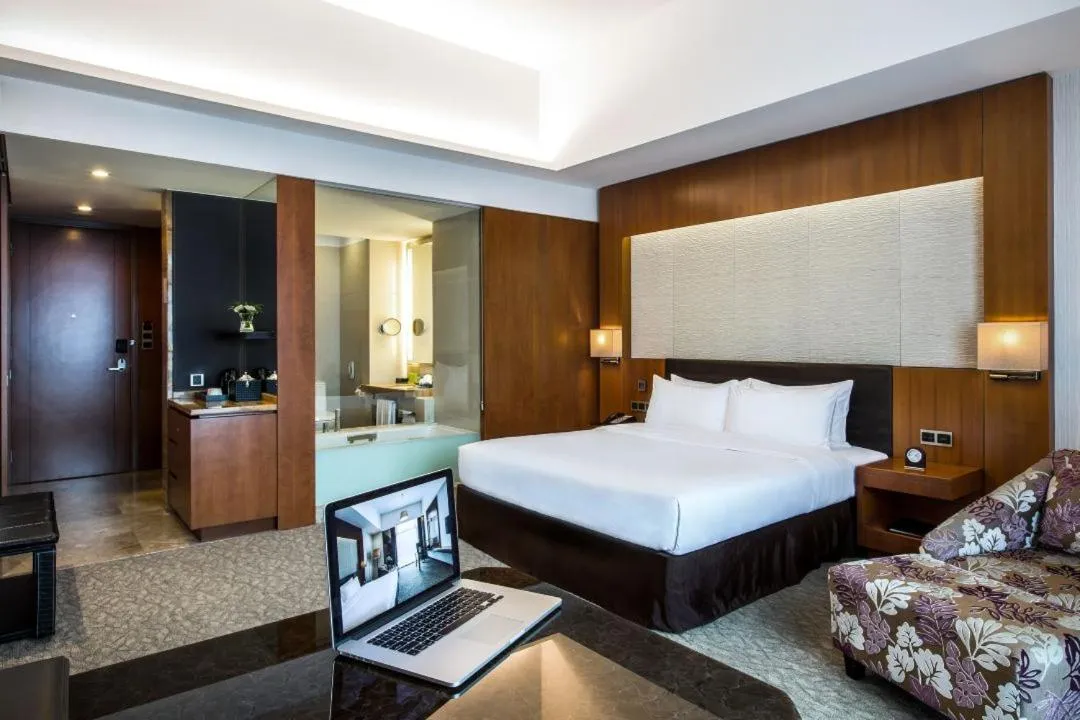 Superior Queen Room in Vanburgh Hotel - Free shuttle bus transfer during Canton Fair