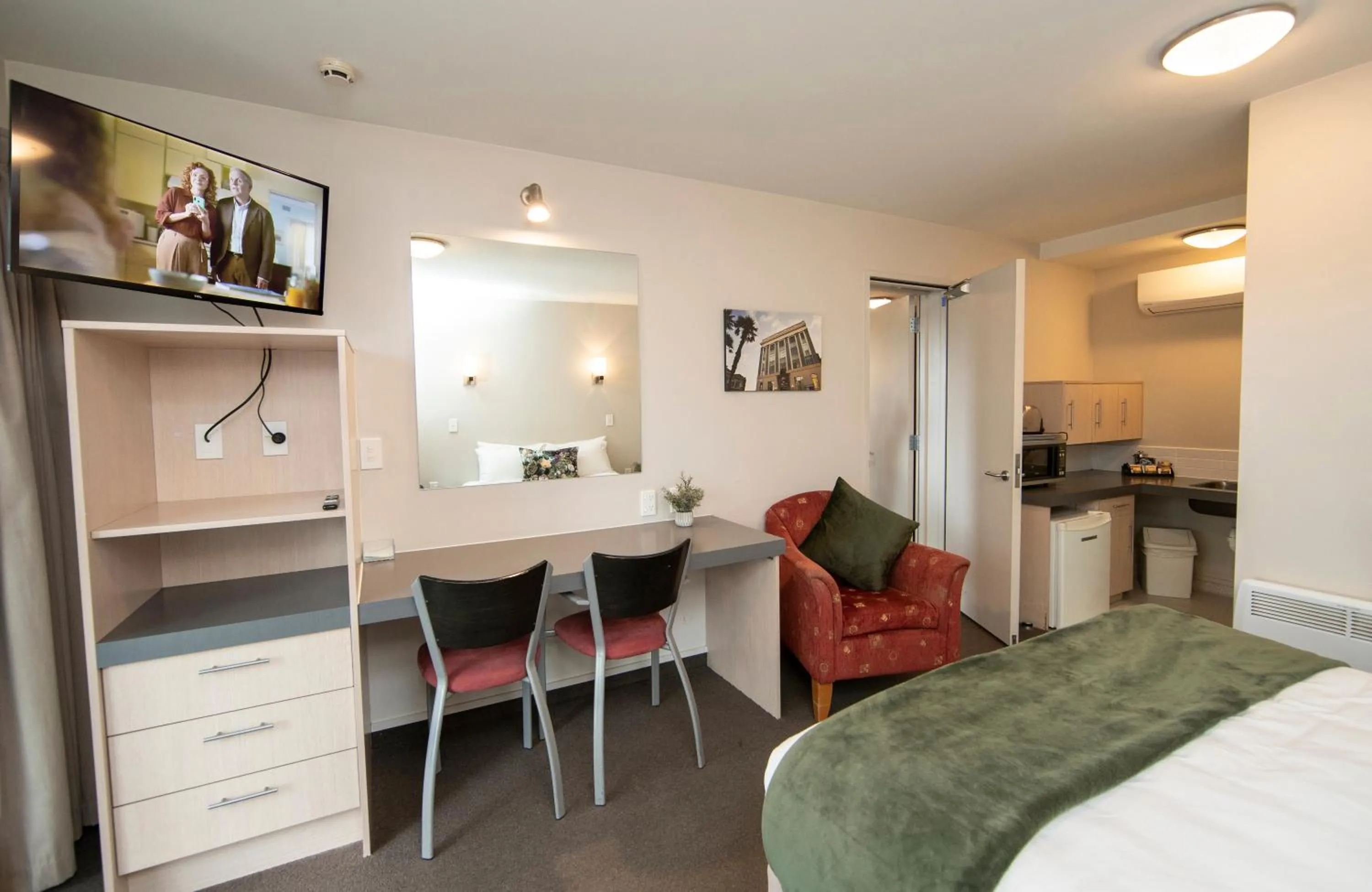 Bed in Cranford Oak Motel