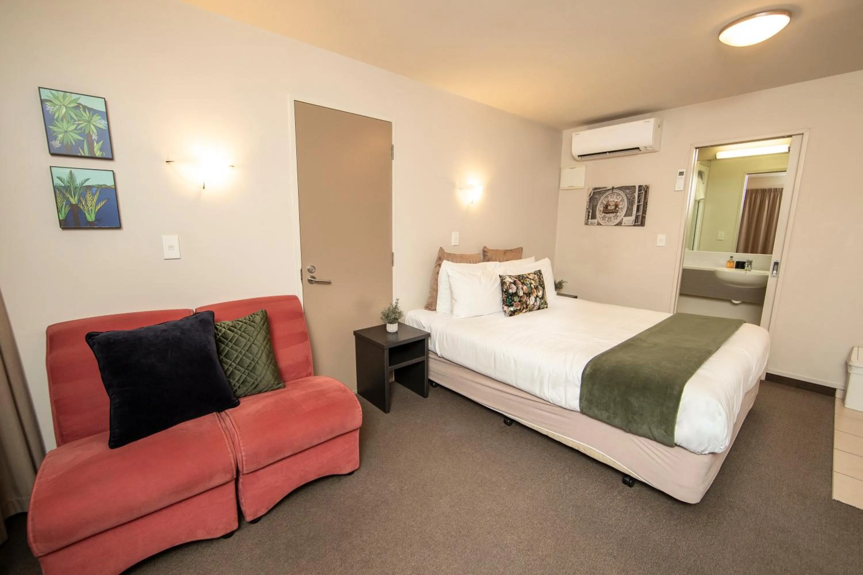 Bed in Cranford Oak Motel