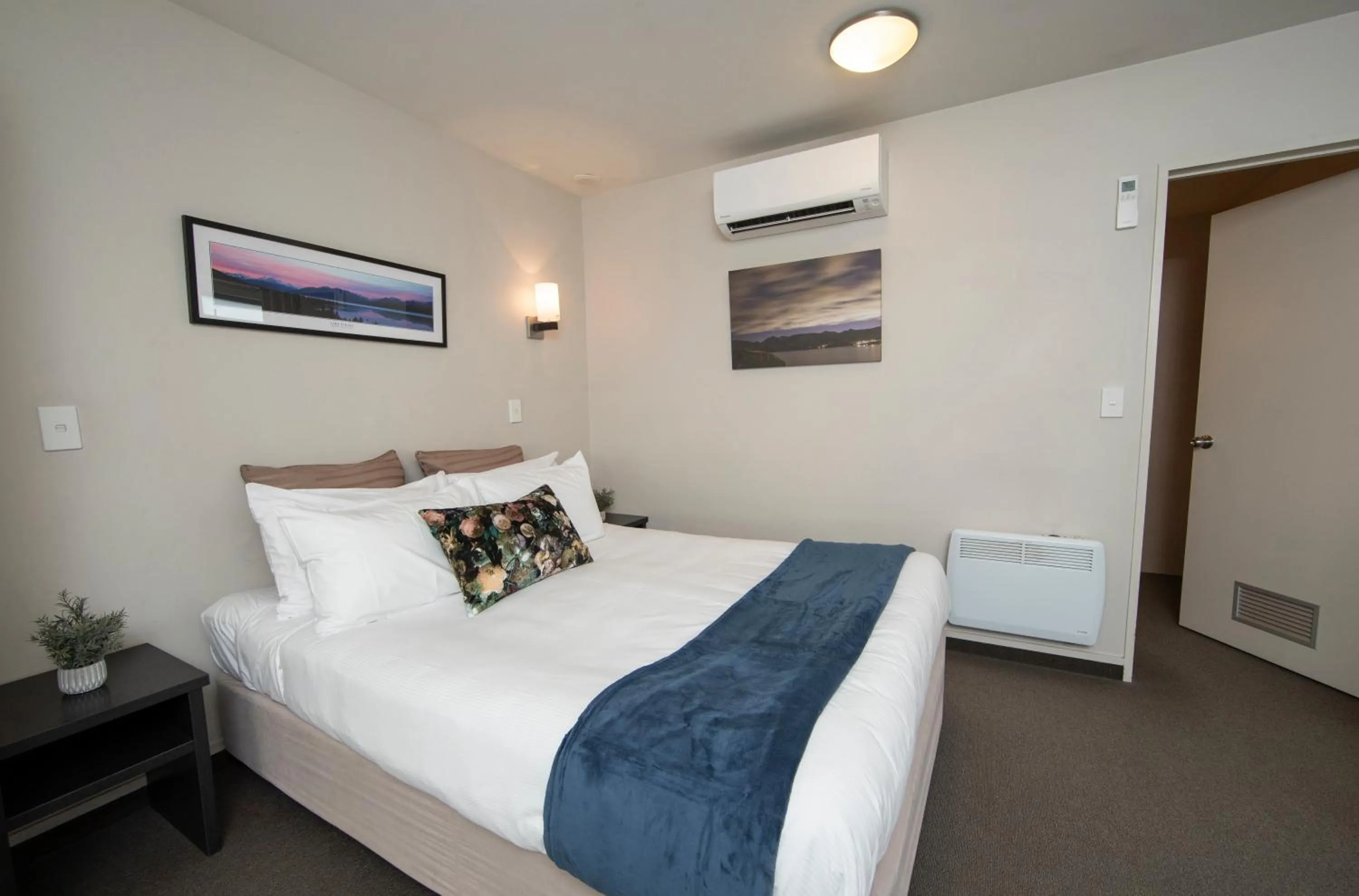 Bed in Cranford Oak Motel