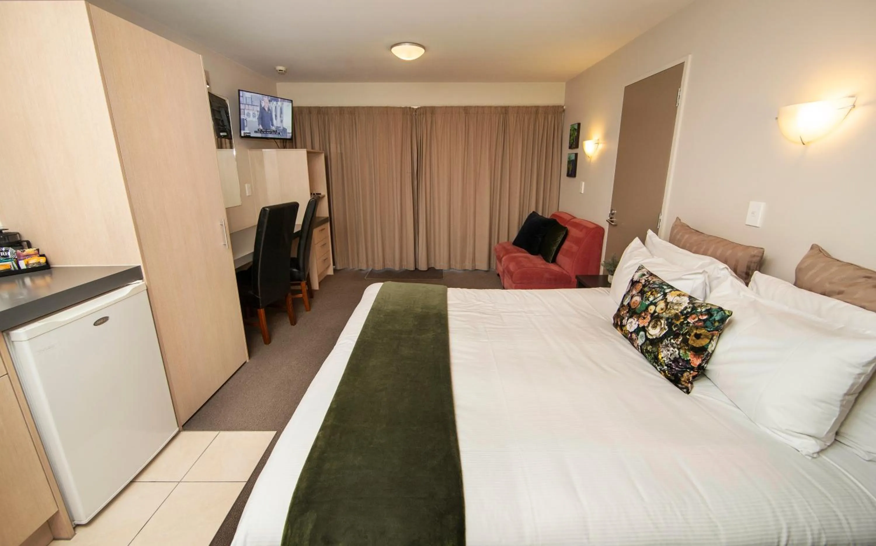 Bed in Cranford Oak Motel