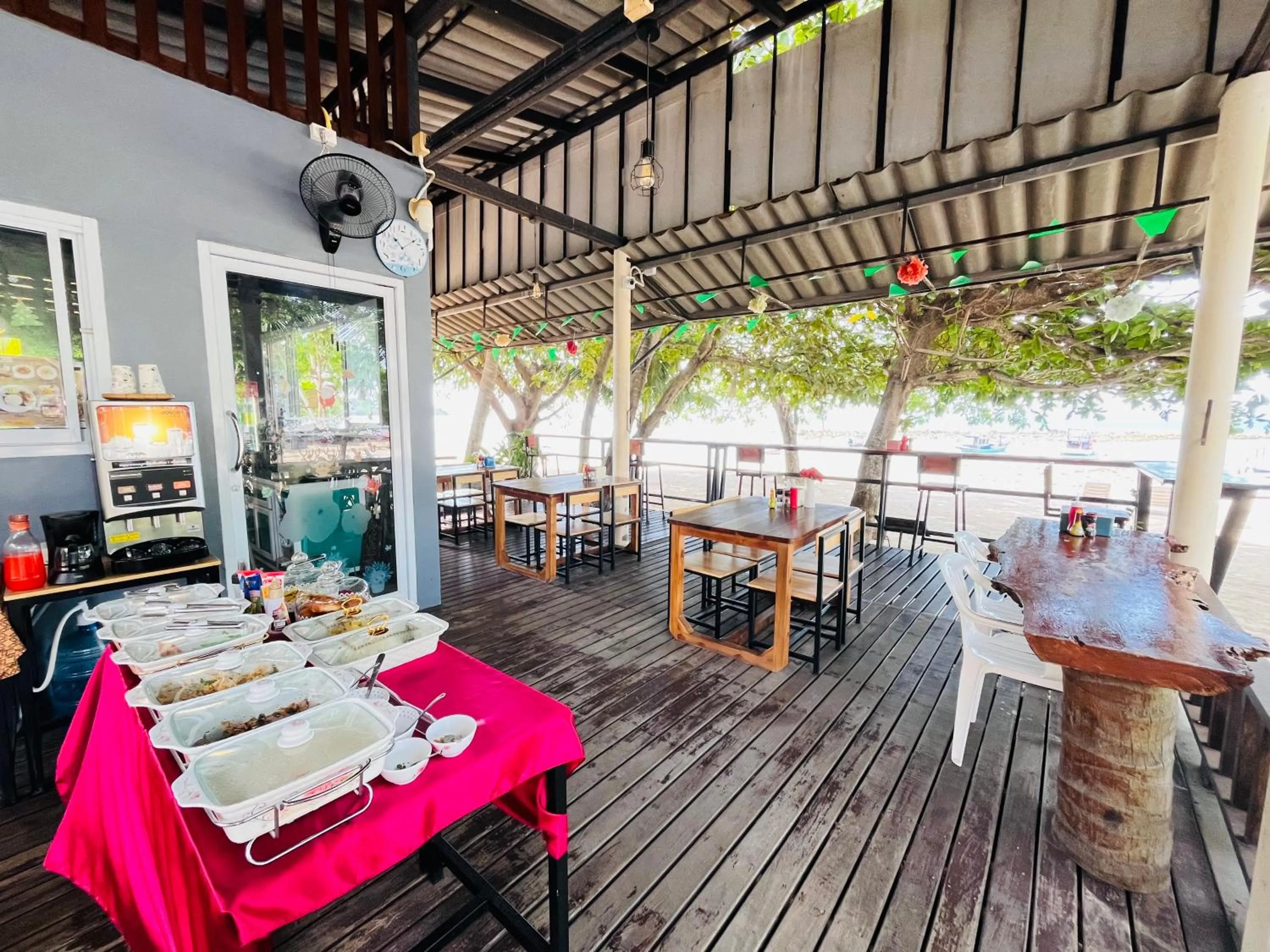 Restaurant/places to eat in Poolsawat Villa - SHA Plus