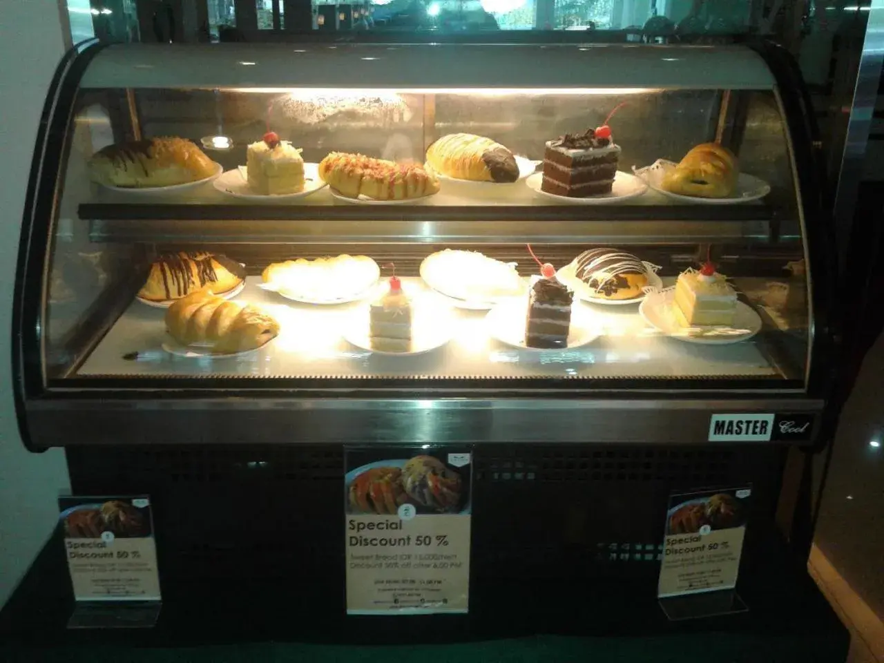 Restaurant/places to eat in Daima Hotel Padang Restaurant/places to eat in Daima Hotel Padang