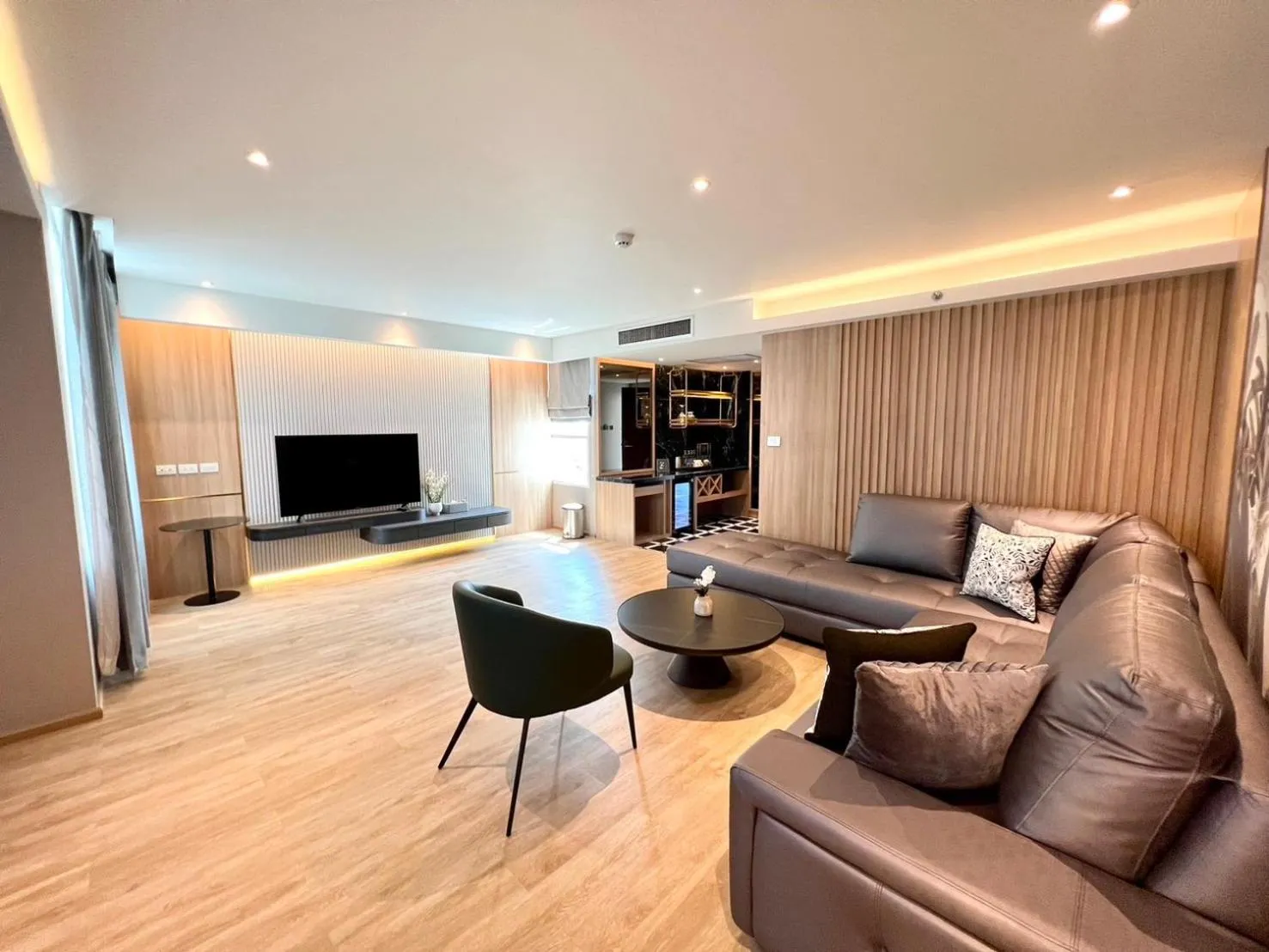 Communal lounge/ TV room in Buri Sriphu Hotel