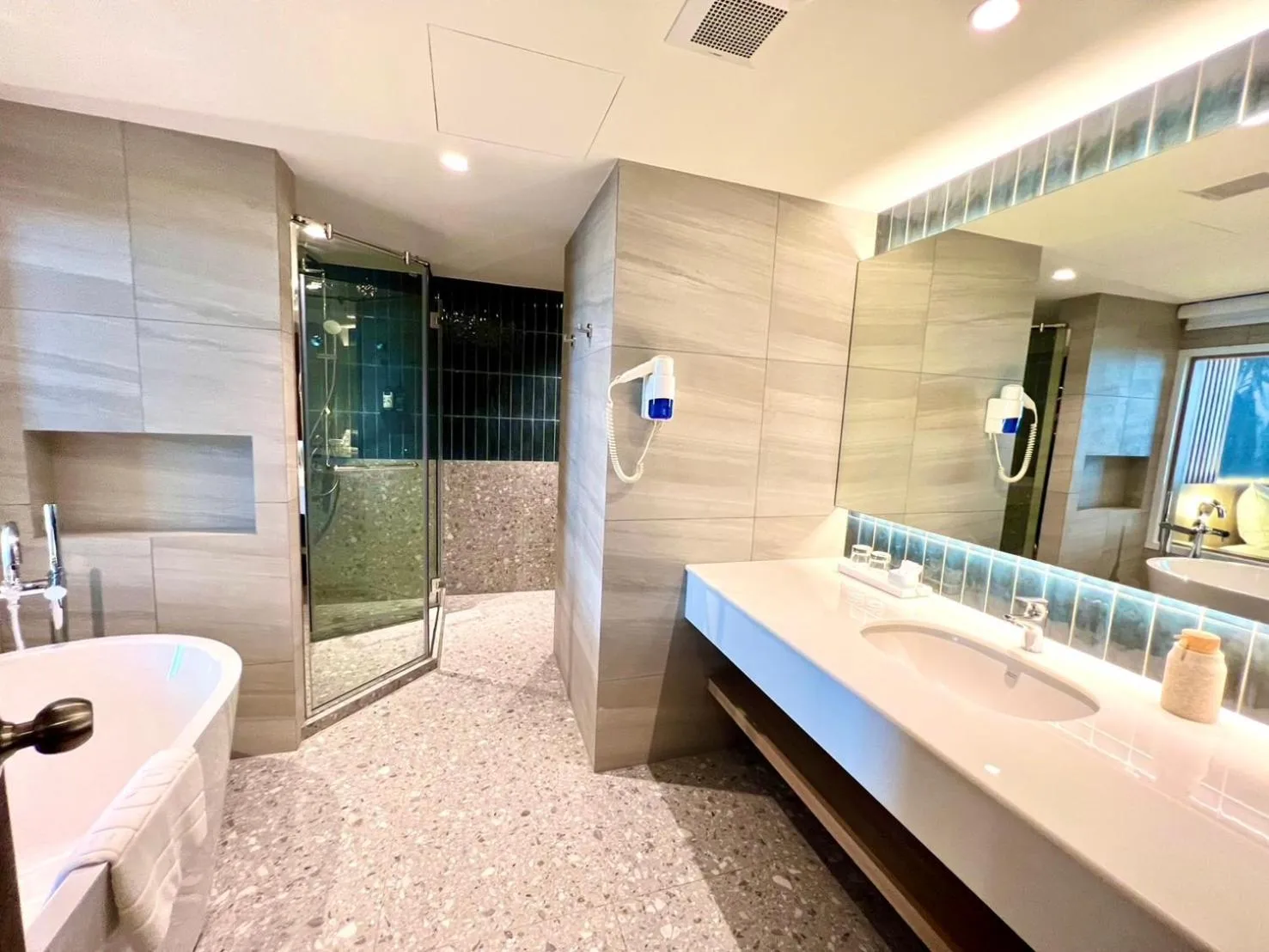 Shower in Buri Sriphu Hotel