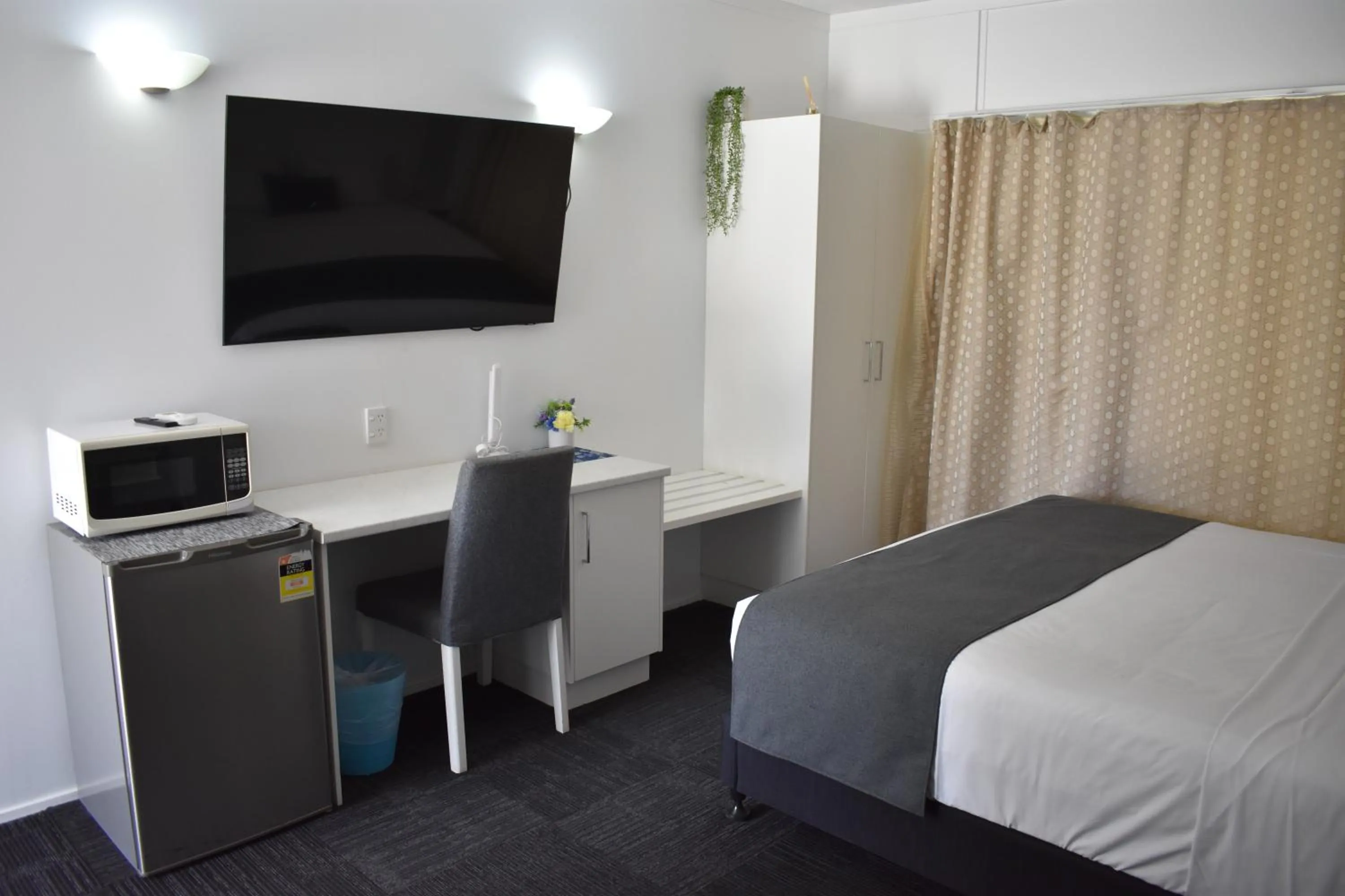 Bed in Riviana Motel