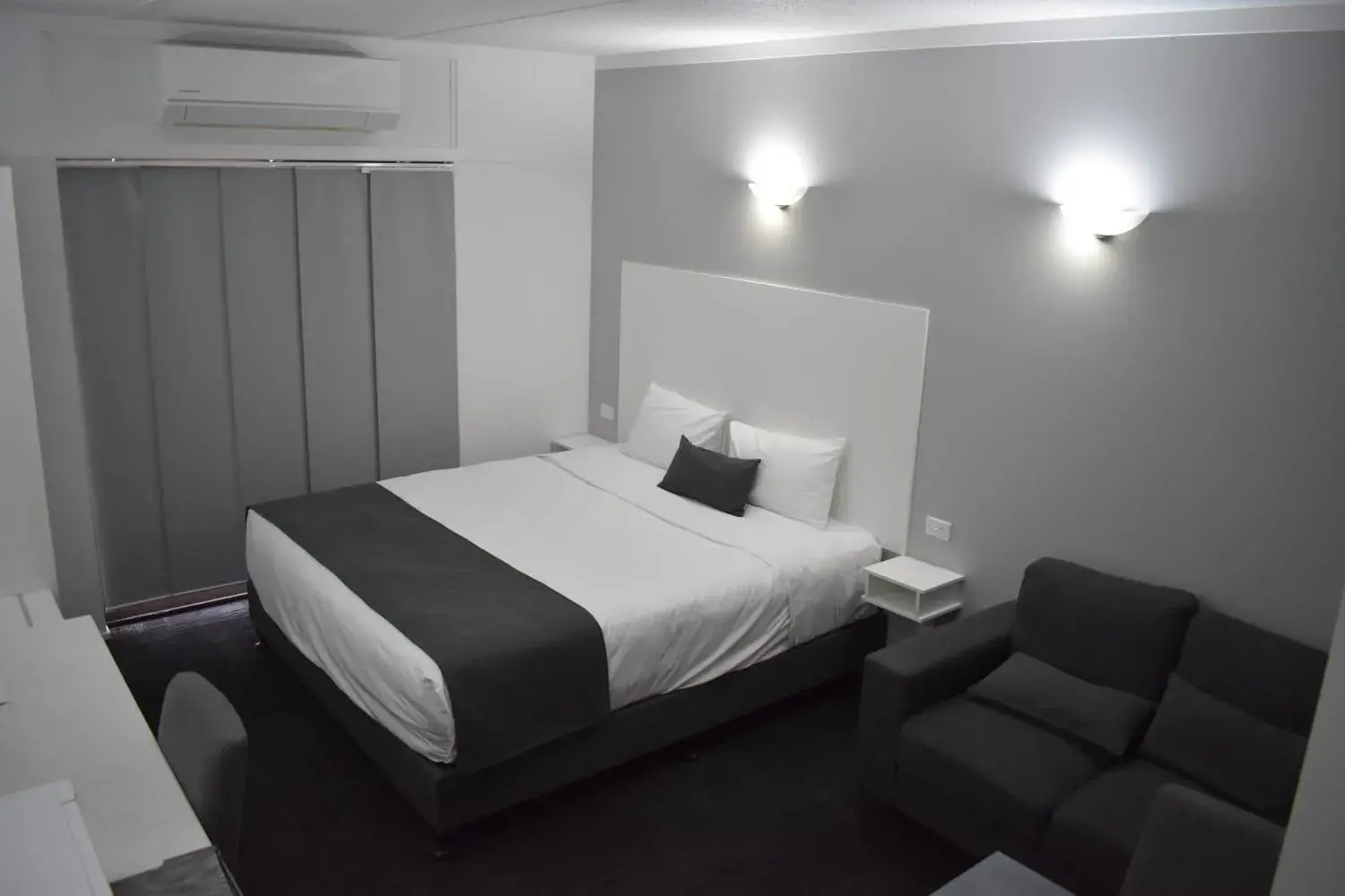 Bed in Riviana Motel Bed in Riviana Motel