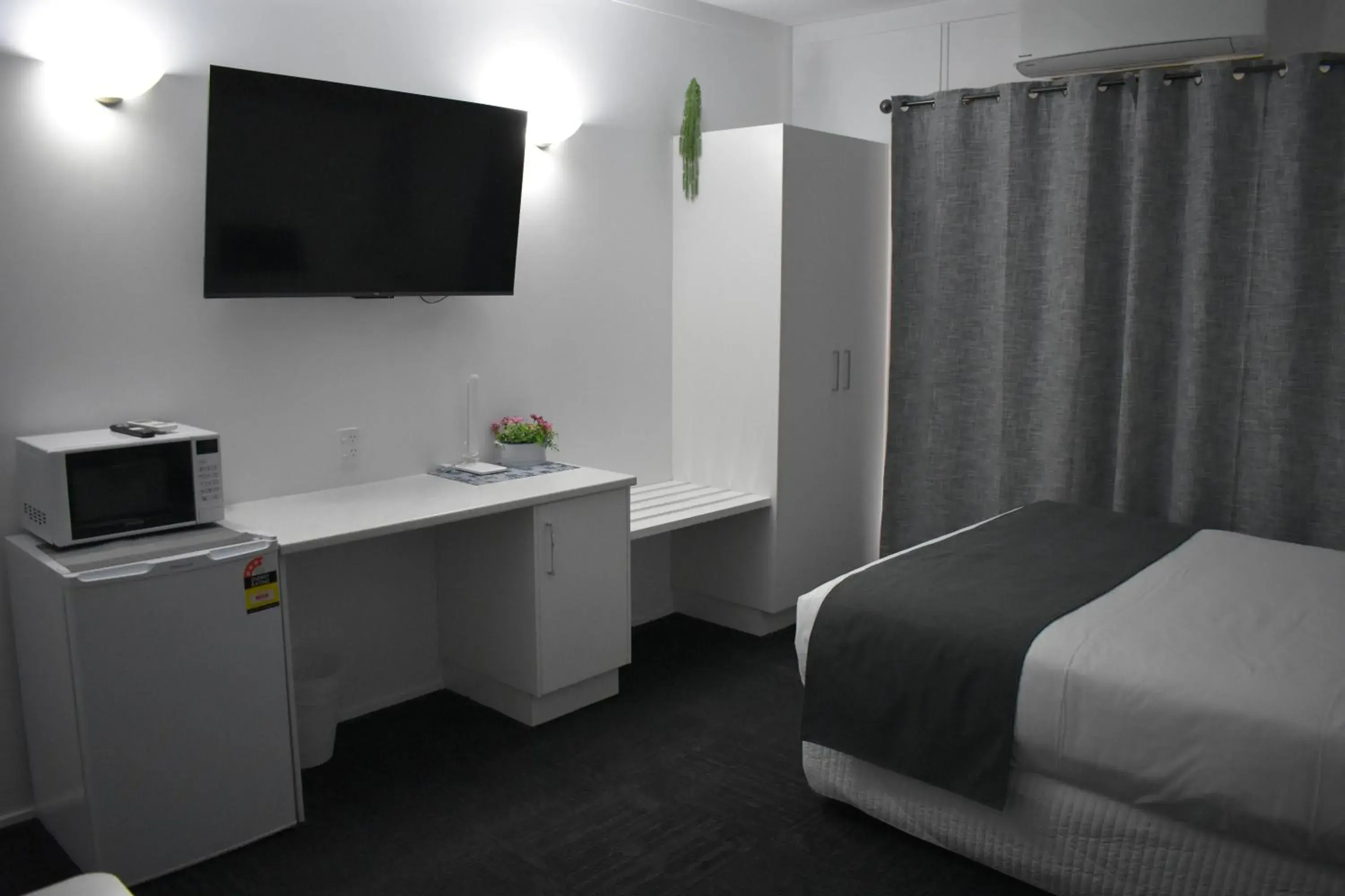 Bed in Riviana Motel Bed in Riviana Motel