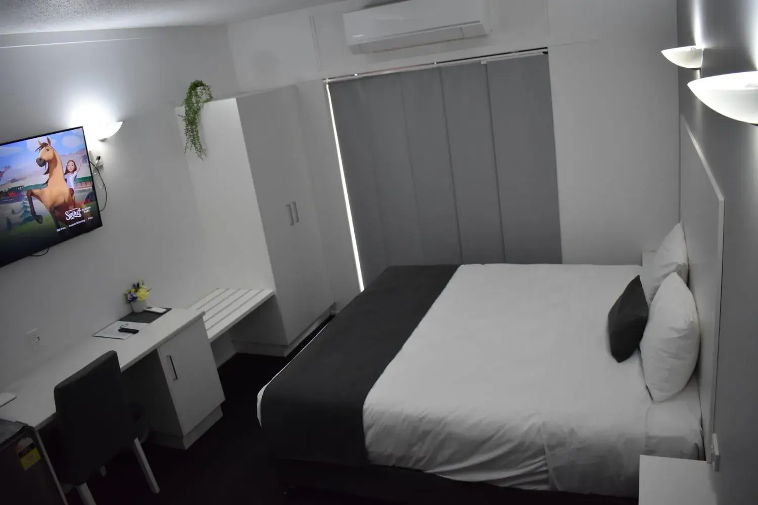 Bed in Riviana Motel Bed in Riviana Motel