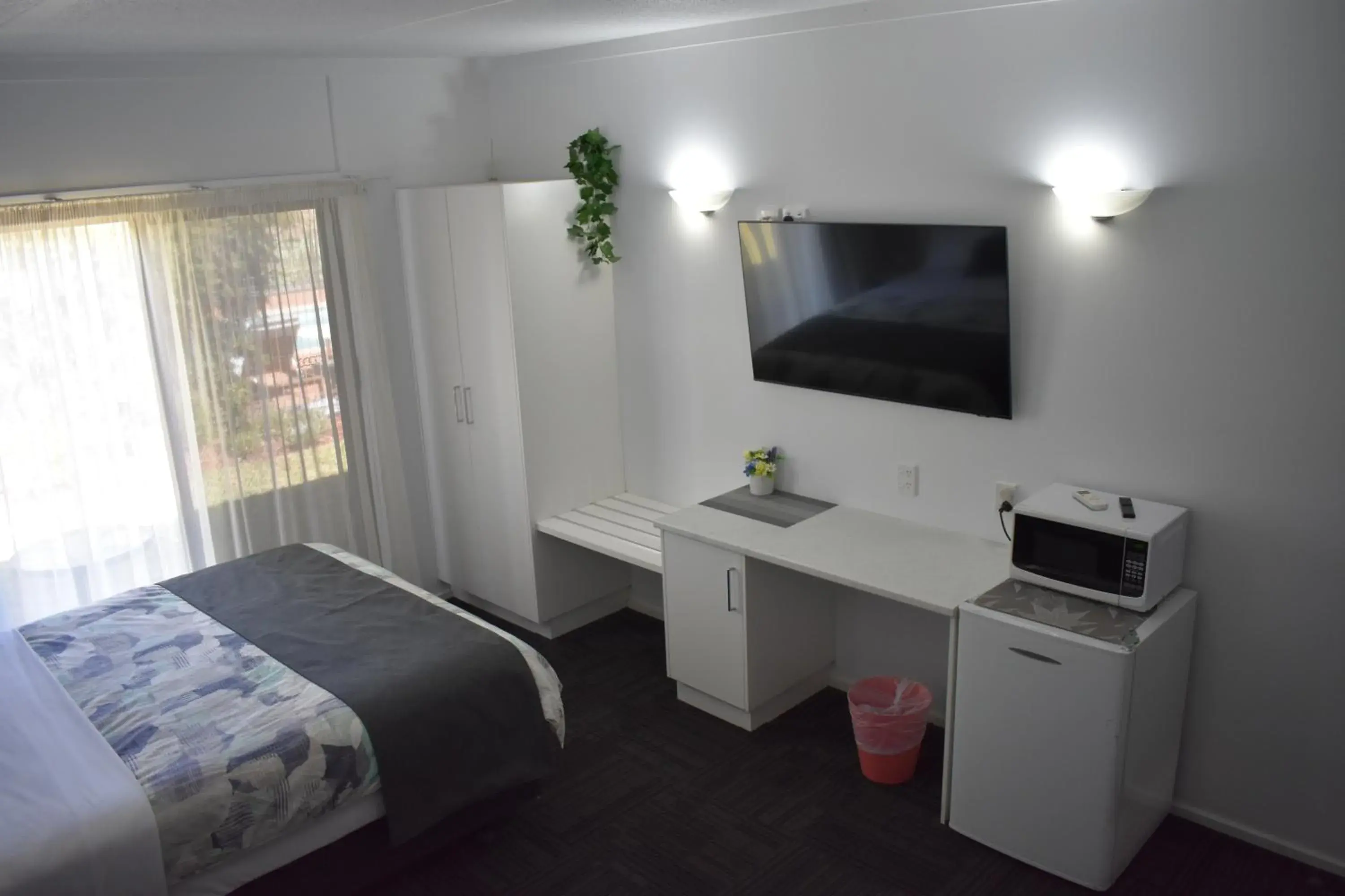 Queen Room in Riviana Motel Queen Room in Riviana Motel