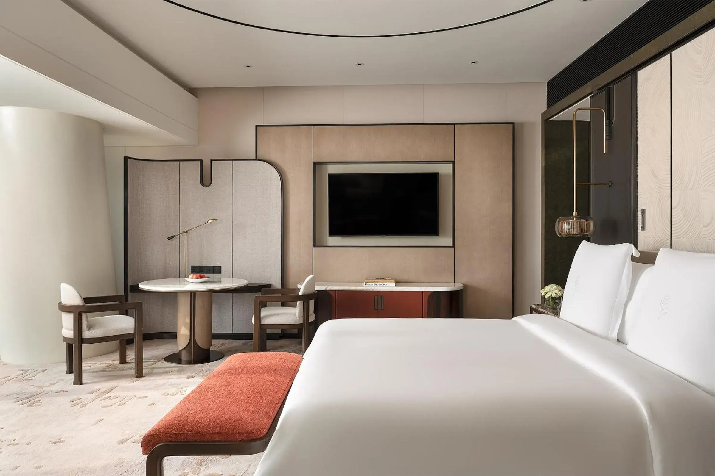 TV and multimedia, Bed in Four Seasons Hotel Guangzhou TV and multimedia, Bed in Four Seasons Hotel Guangzhou