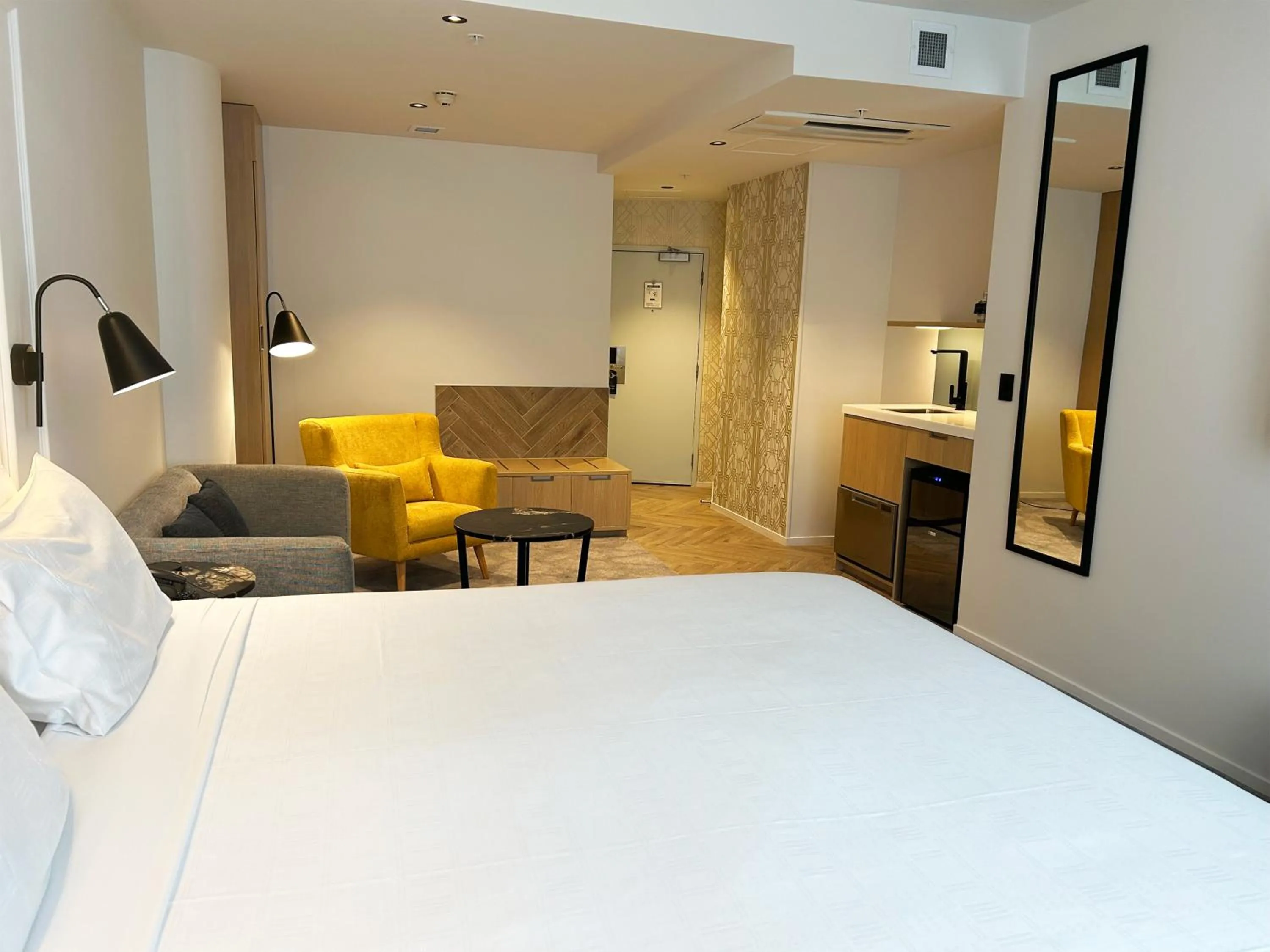 Coffee/tea facilities, Bed in Legacy Airedale Hotel Auckland