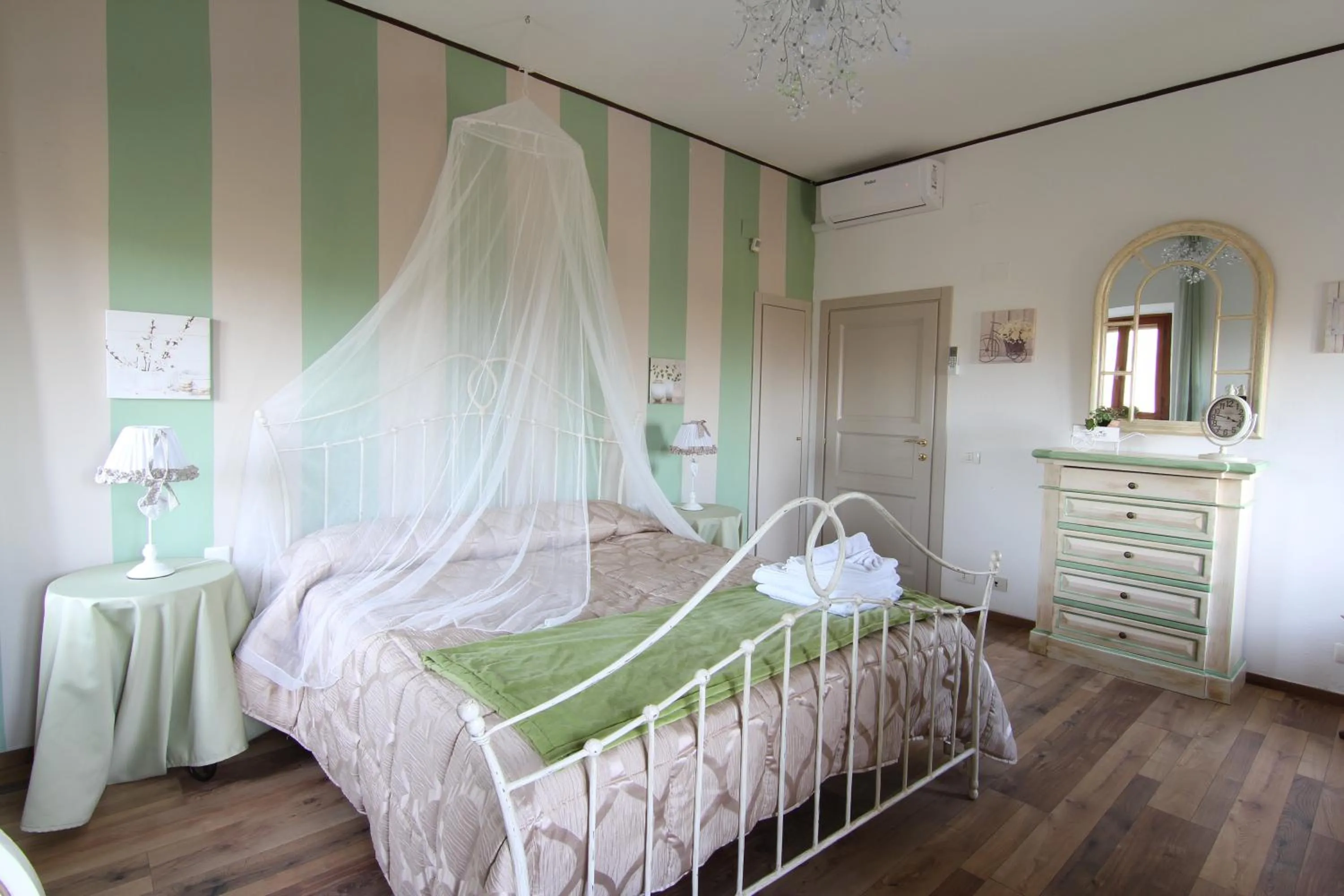 Photo of the whole room, Bed in Casa di Sasso