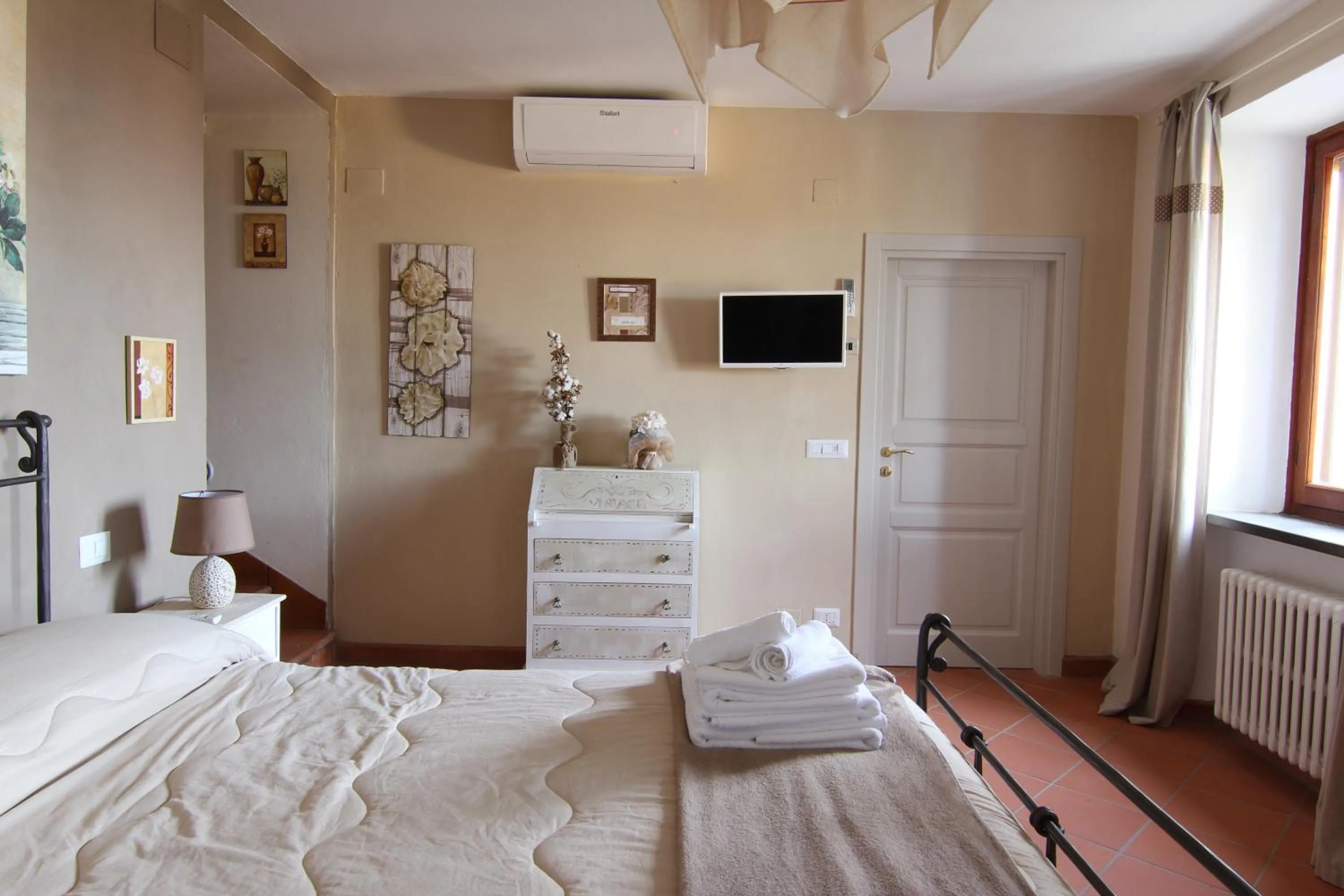 Photo of the whole room, Bed in Casa di Sasso
