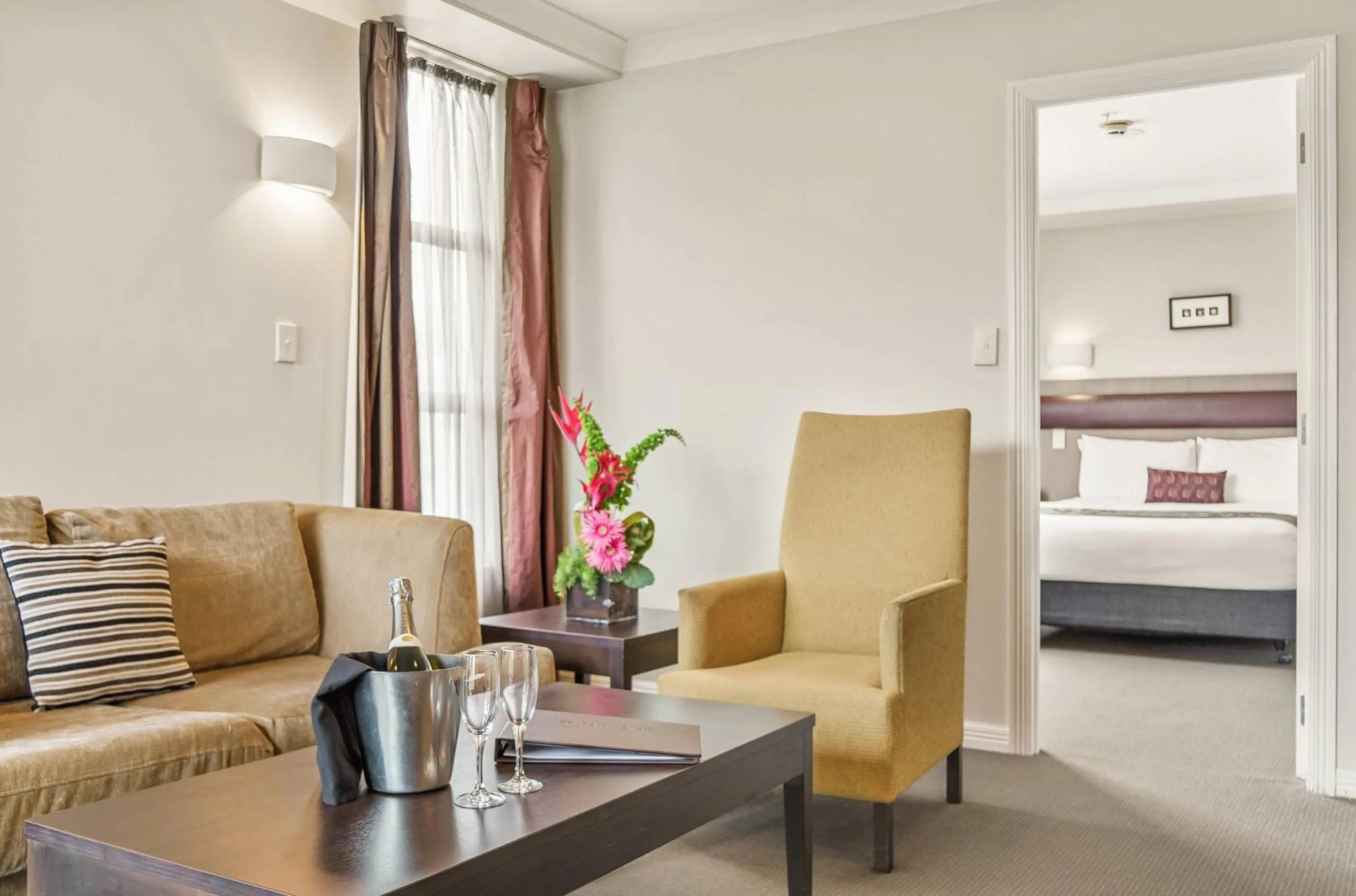 Seating area, Bed in Parkside Hotel & Apartments