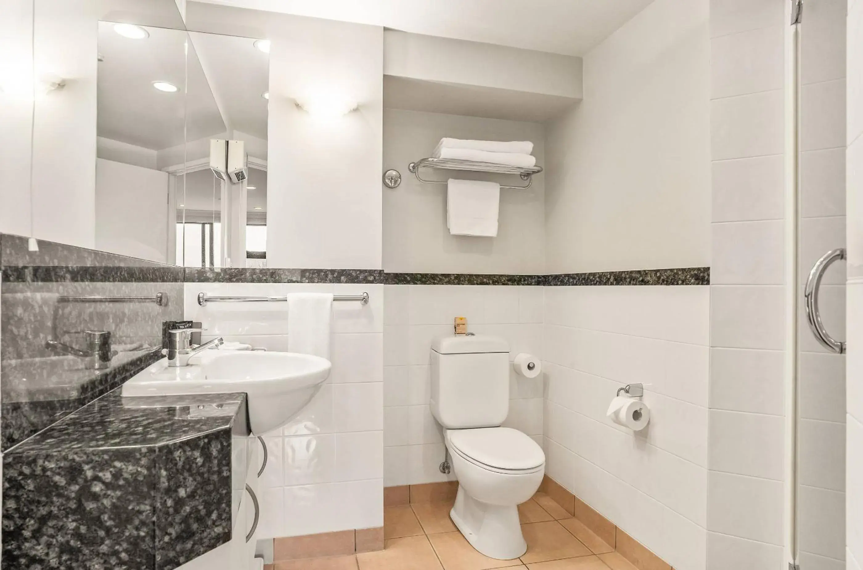 Toilet in Parkside Hotel & Apartments Toilet in Parkside Hotel & Apartments