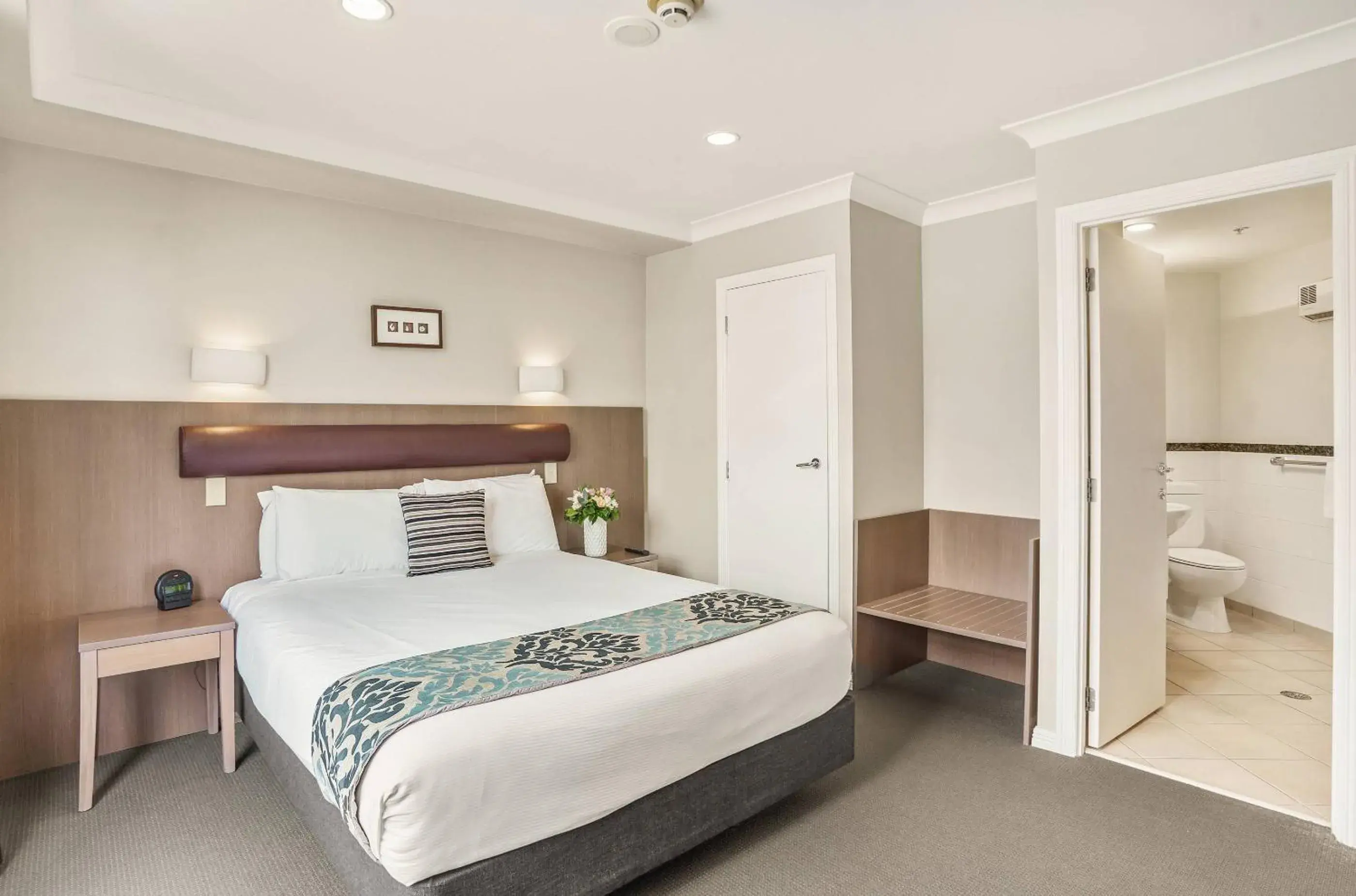 Bathroom, Bed in Parkside Hotel & Apartments Bathroom, Bed in Parkside Hotel & Apartments