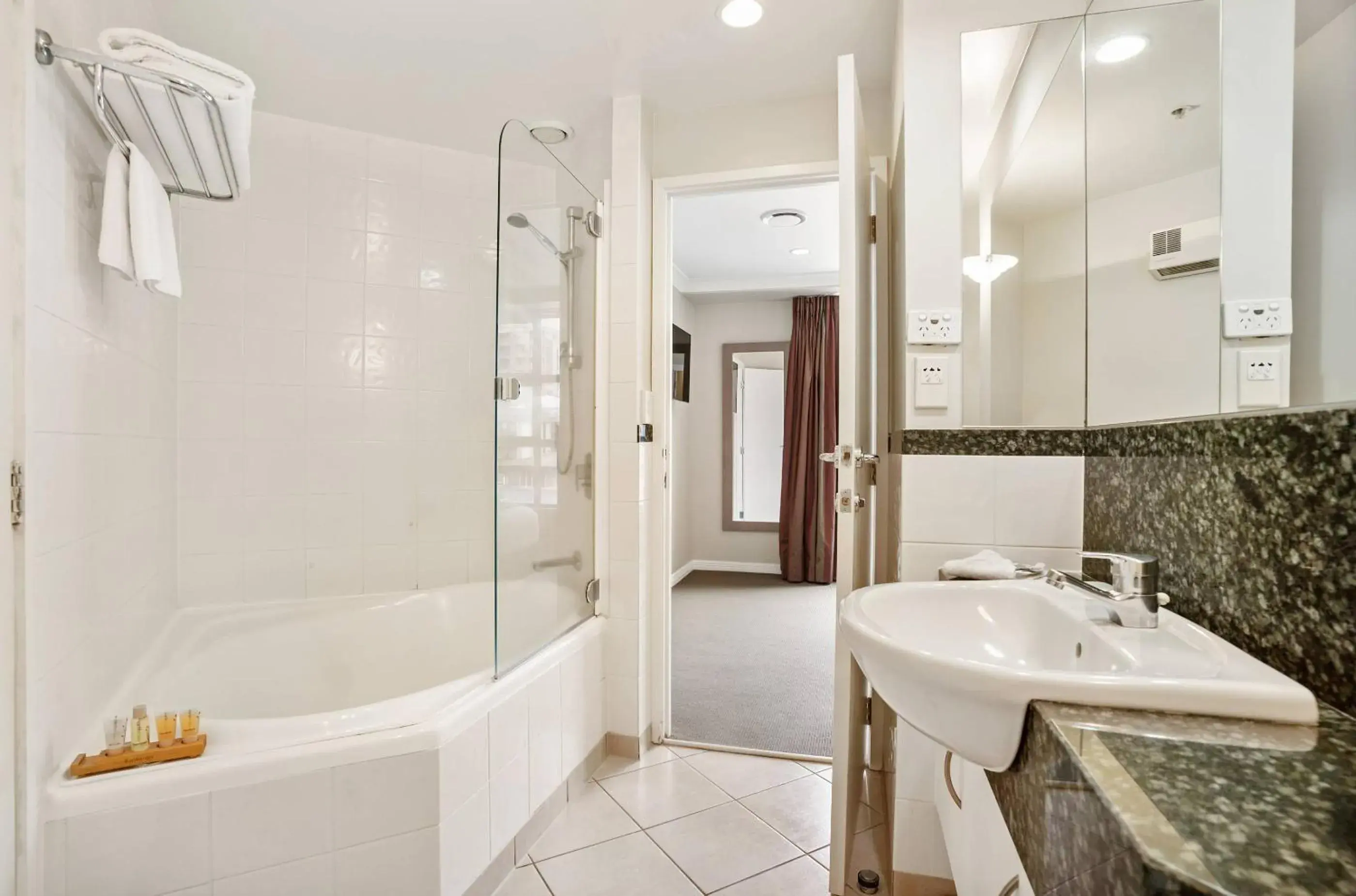 Bathroom in Parkside Hotel & Apartments Bathroom in Parkside Hotel & Apartments