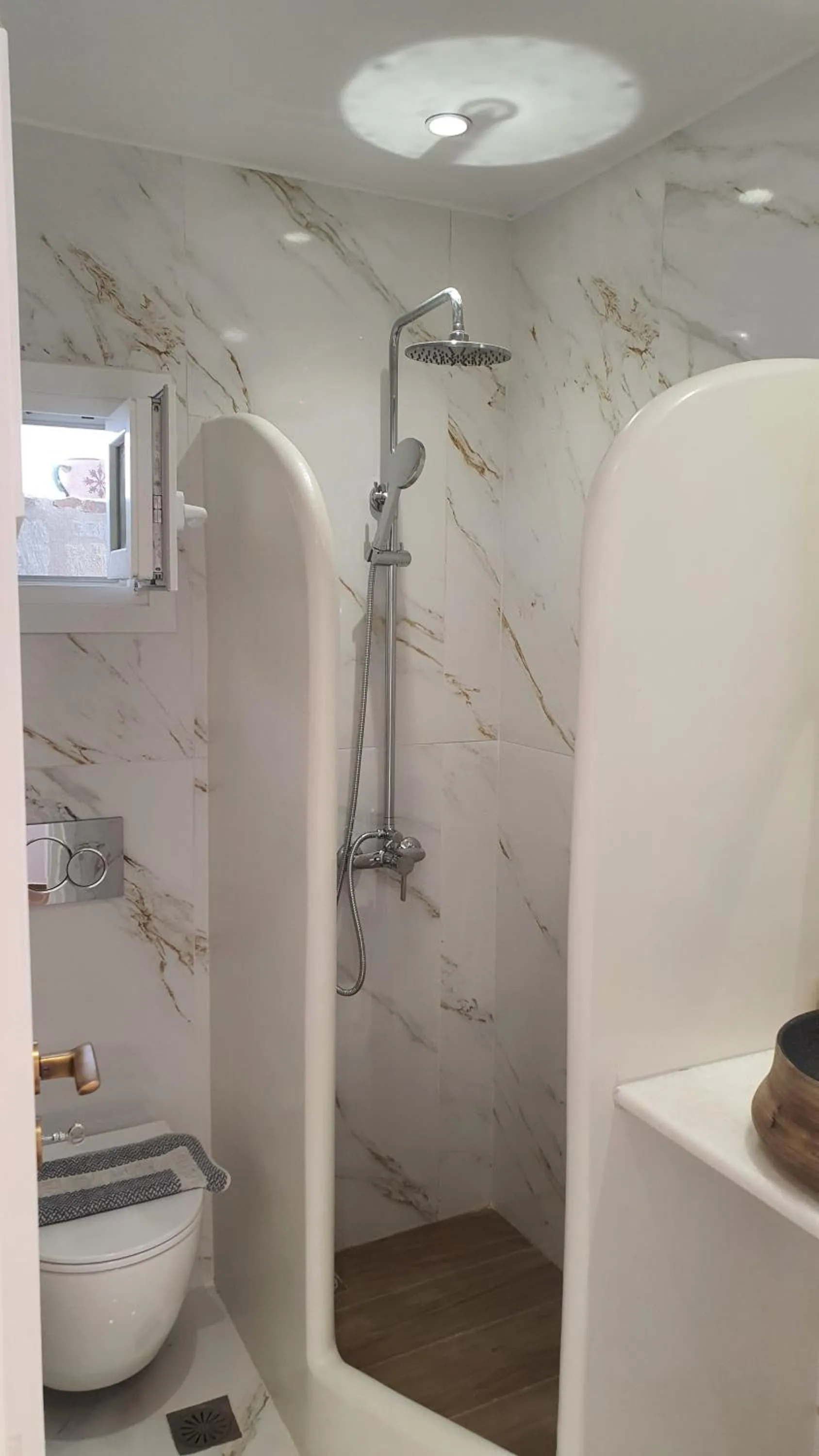 Bathroom in Augusta Studios & Apartments