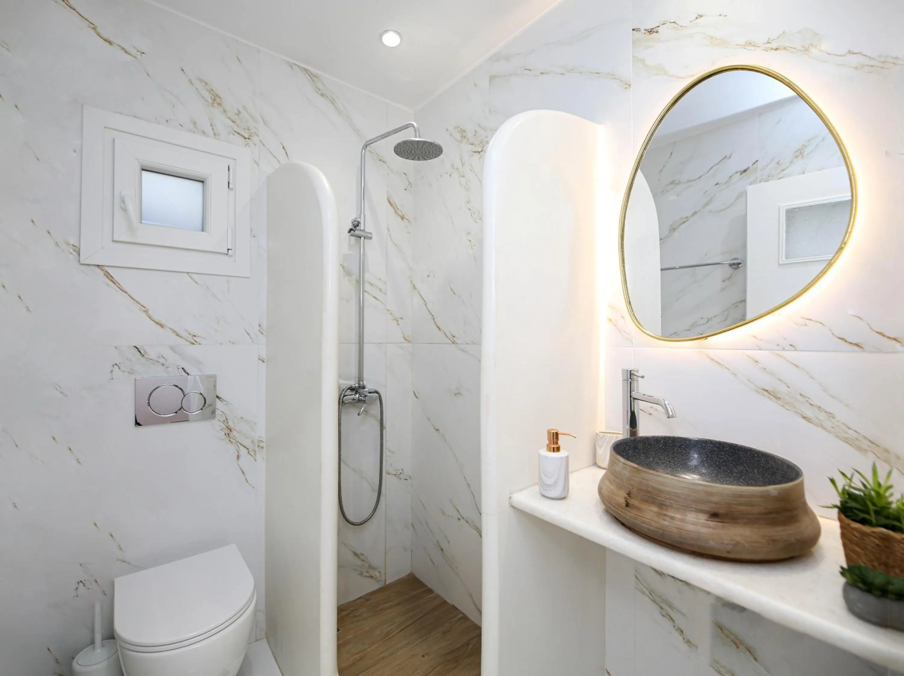 Bathroom in Augusta Studios & Apartments