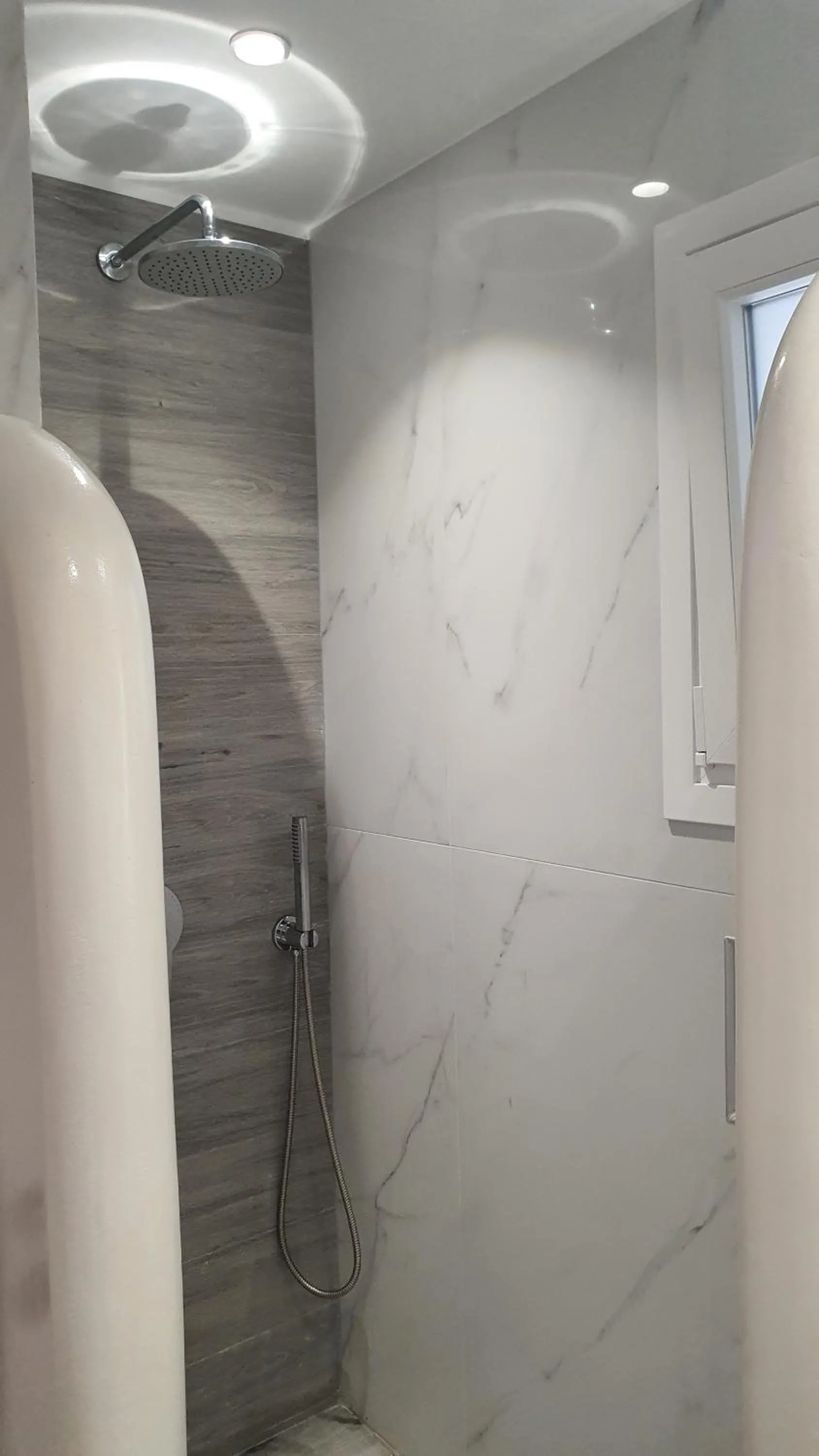 Shower in Augusta Studios & Apartments