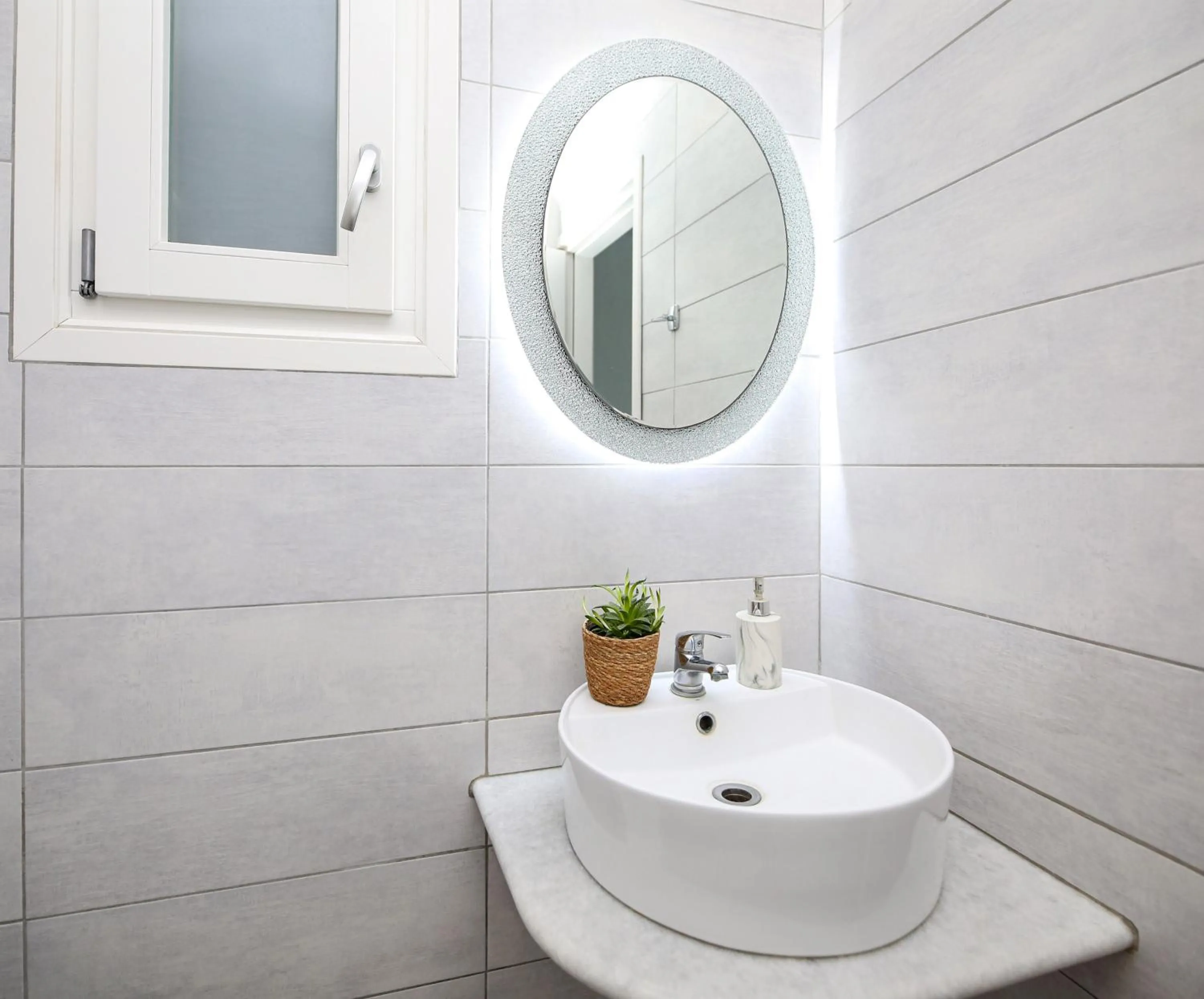 Bathroom in Augusta Studios & Apartments