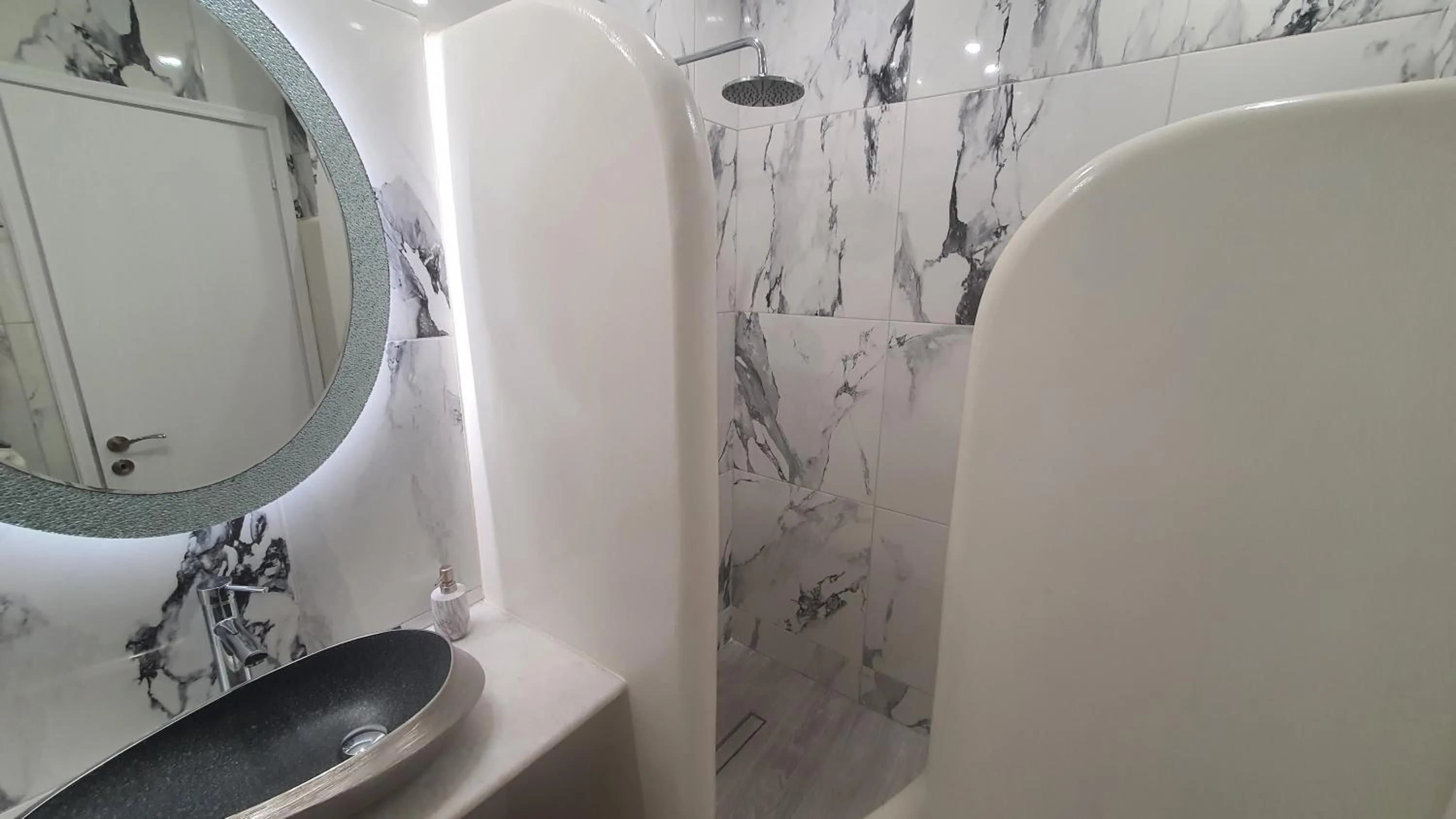 Shower in Augusta Studios & Apartments