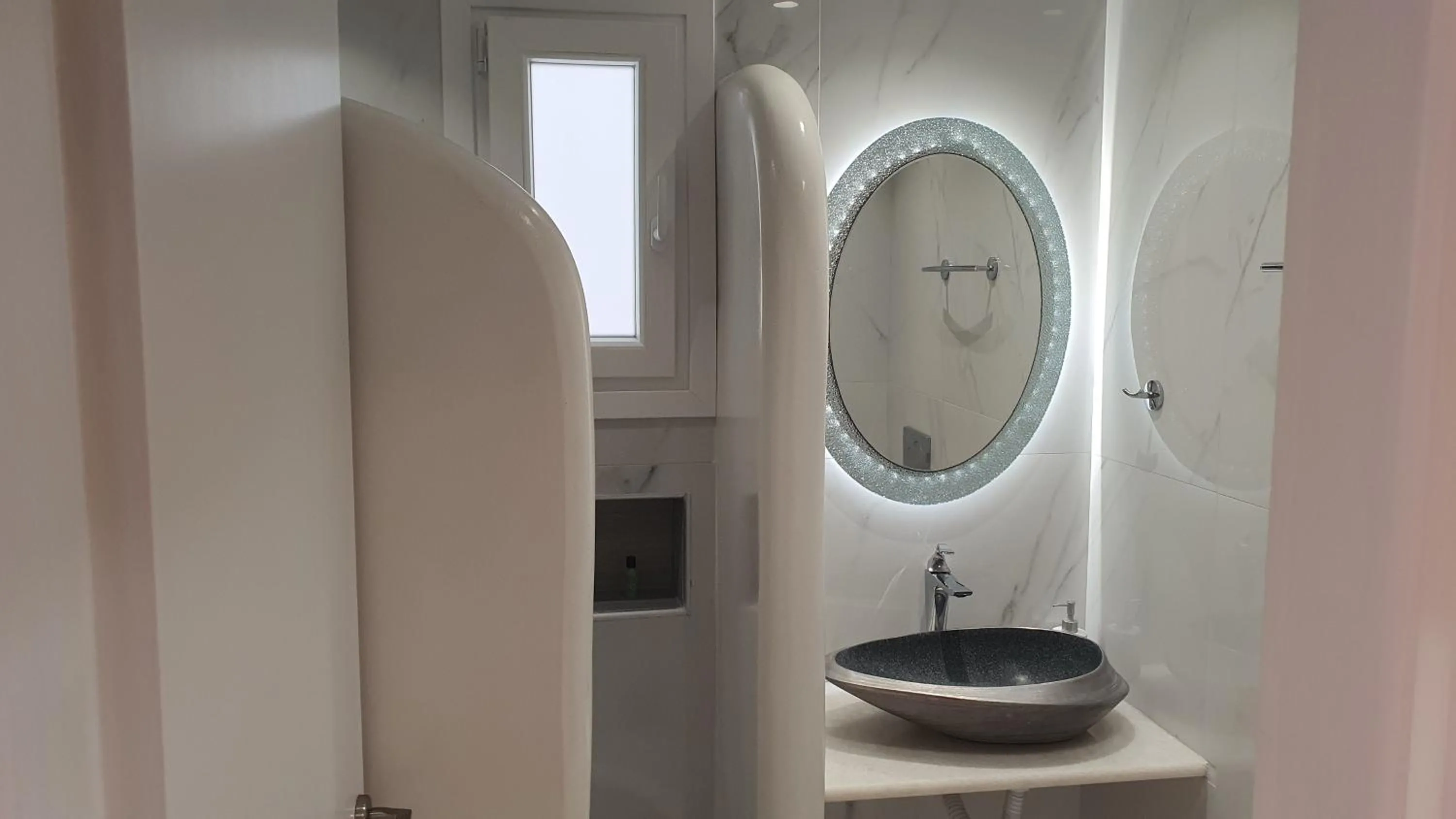 Bathroom in Augusta Studios & Apartments