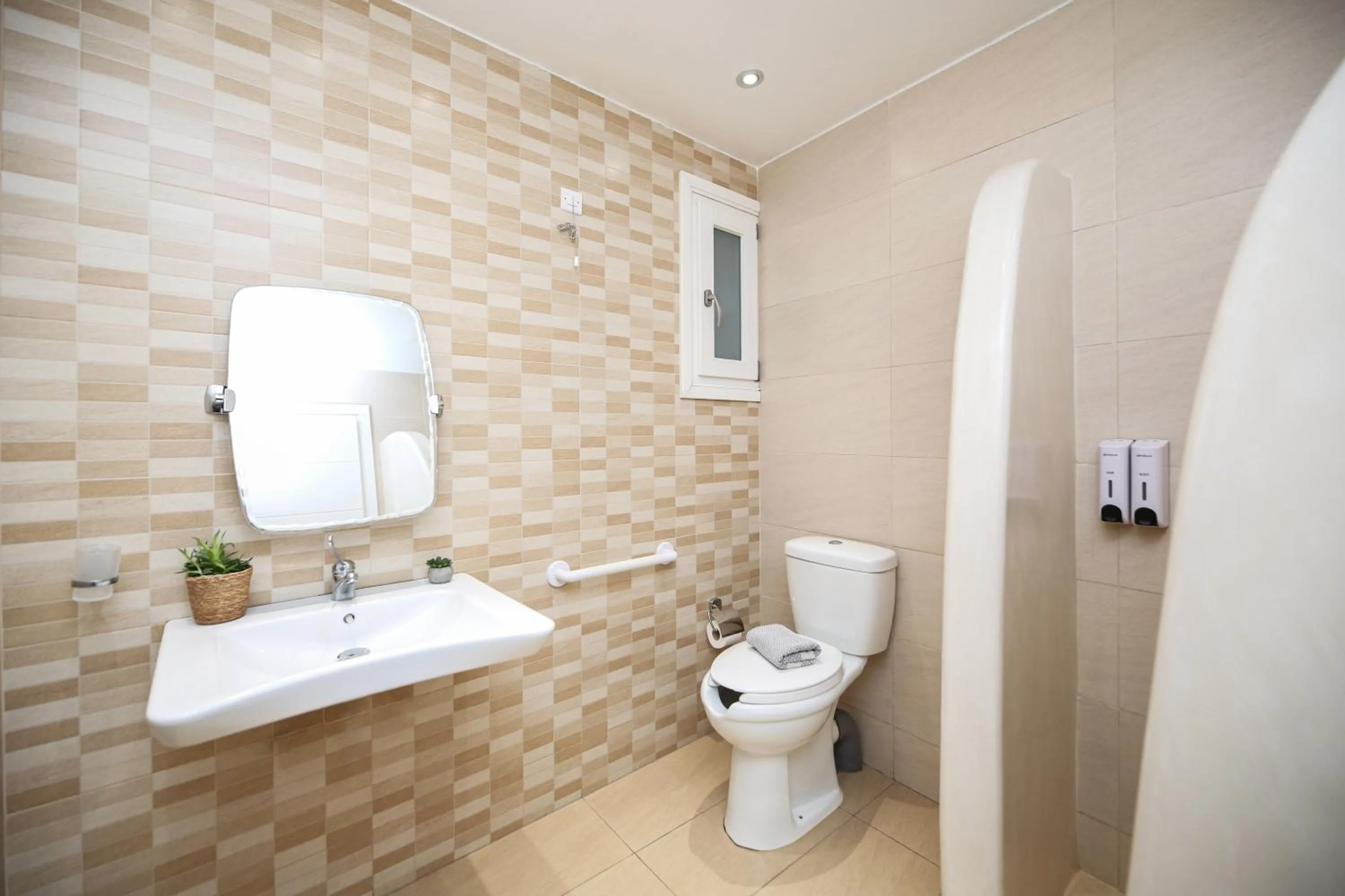 Bathroom in Augusta Studios & Apartments