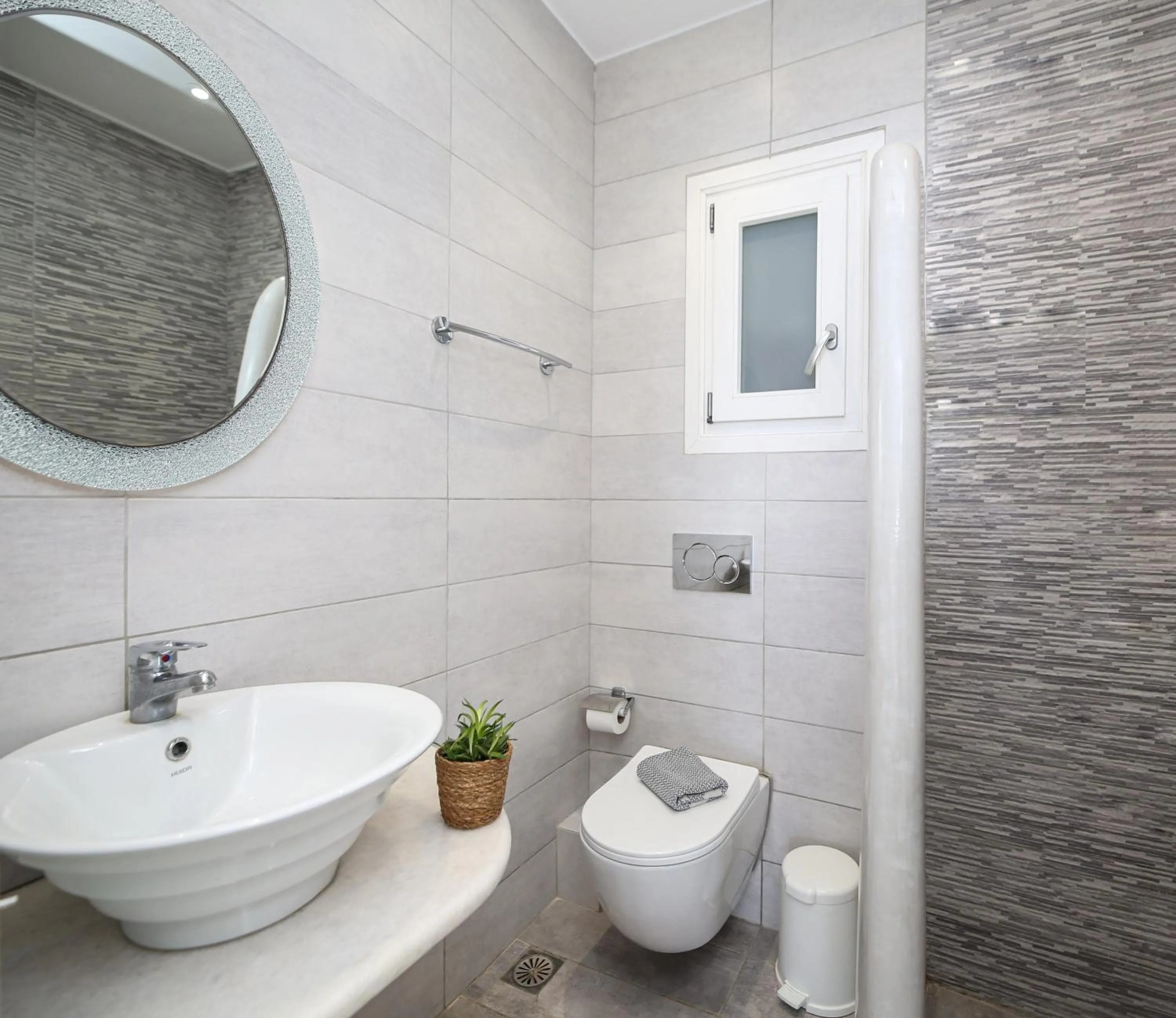 Bathroom in Augusta Studios & Apartments