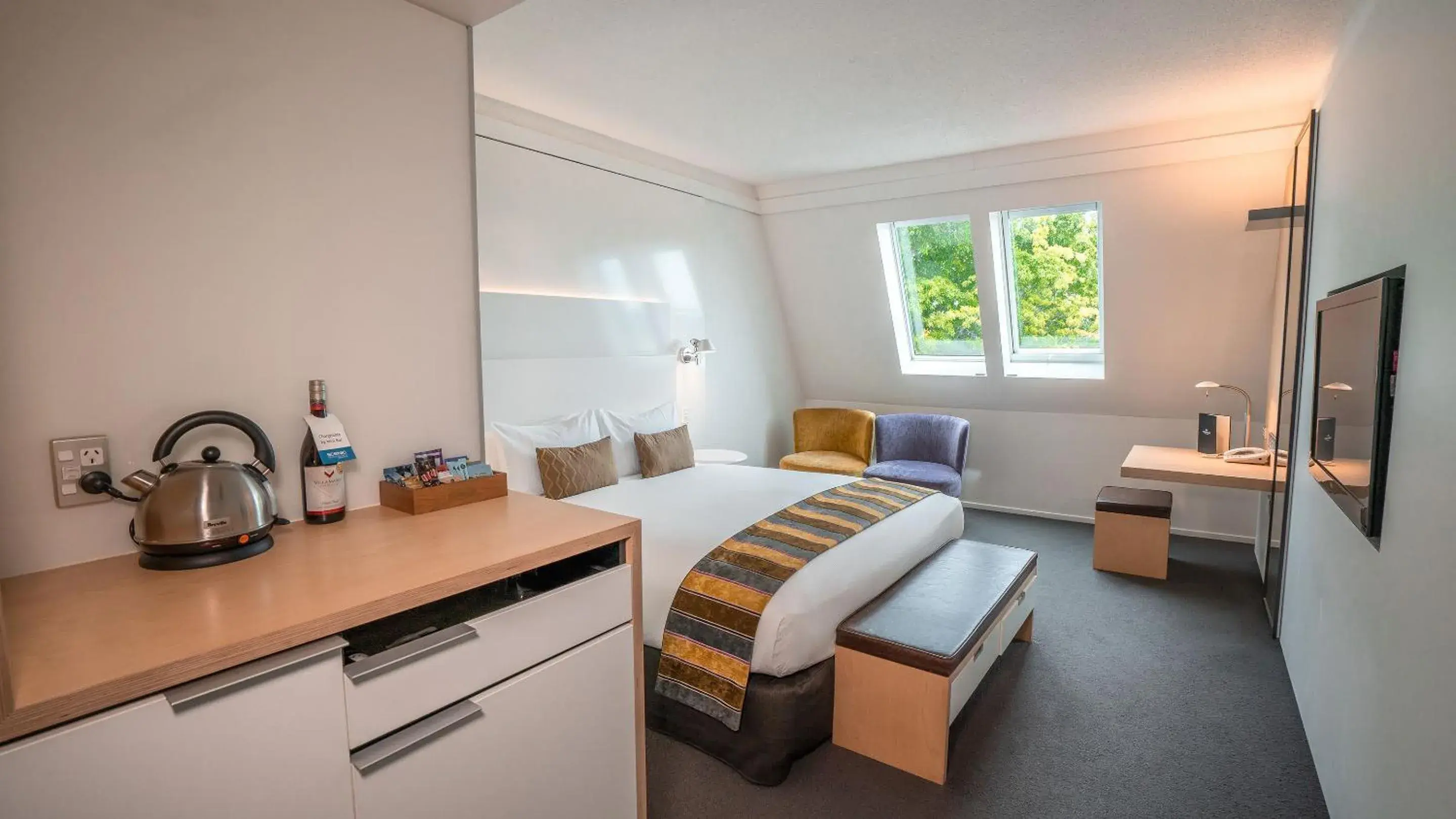 Coffee/tea facilities, Bed in Scenic Hotel Marlborough Coffee/tea facilities, Bed in Scenic Hotel Marlborough