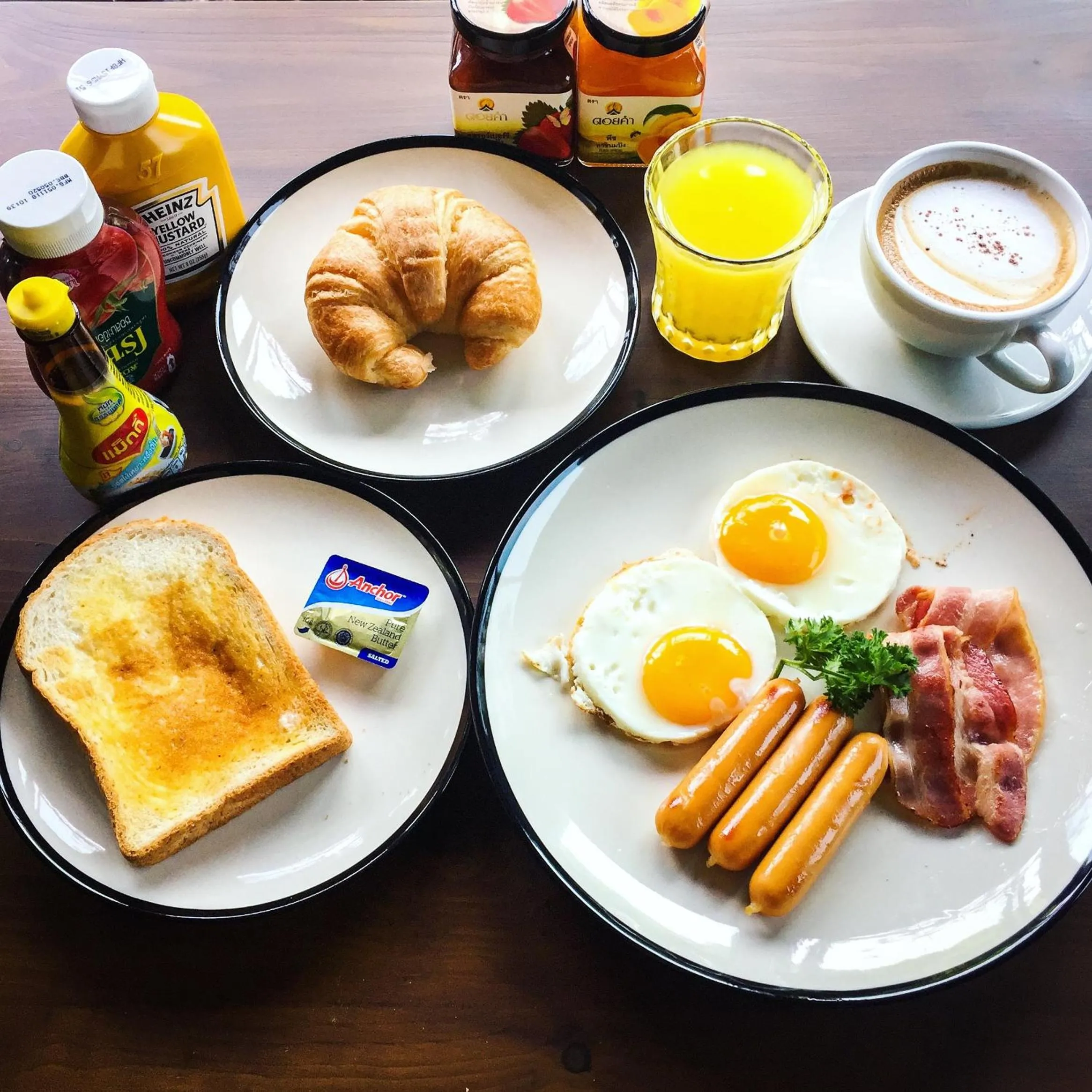 American breakfast in WIW mini hotel
