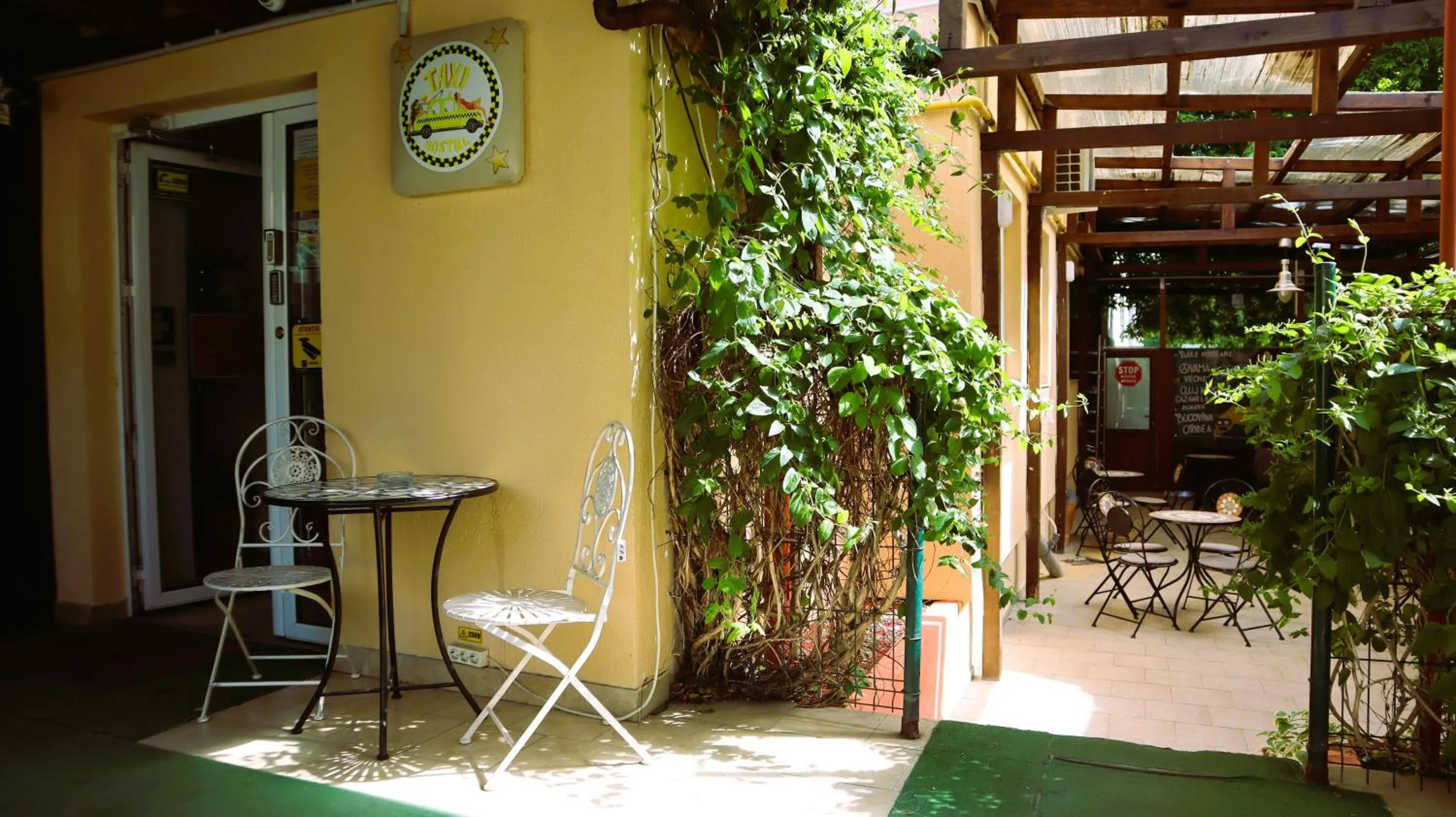 Facade/entrance in Taxi Hostel