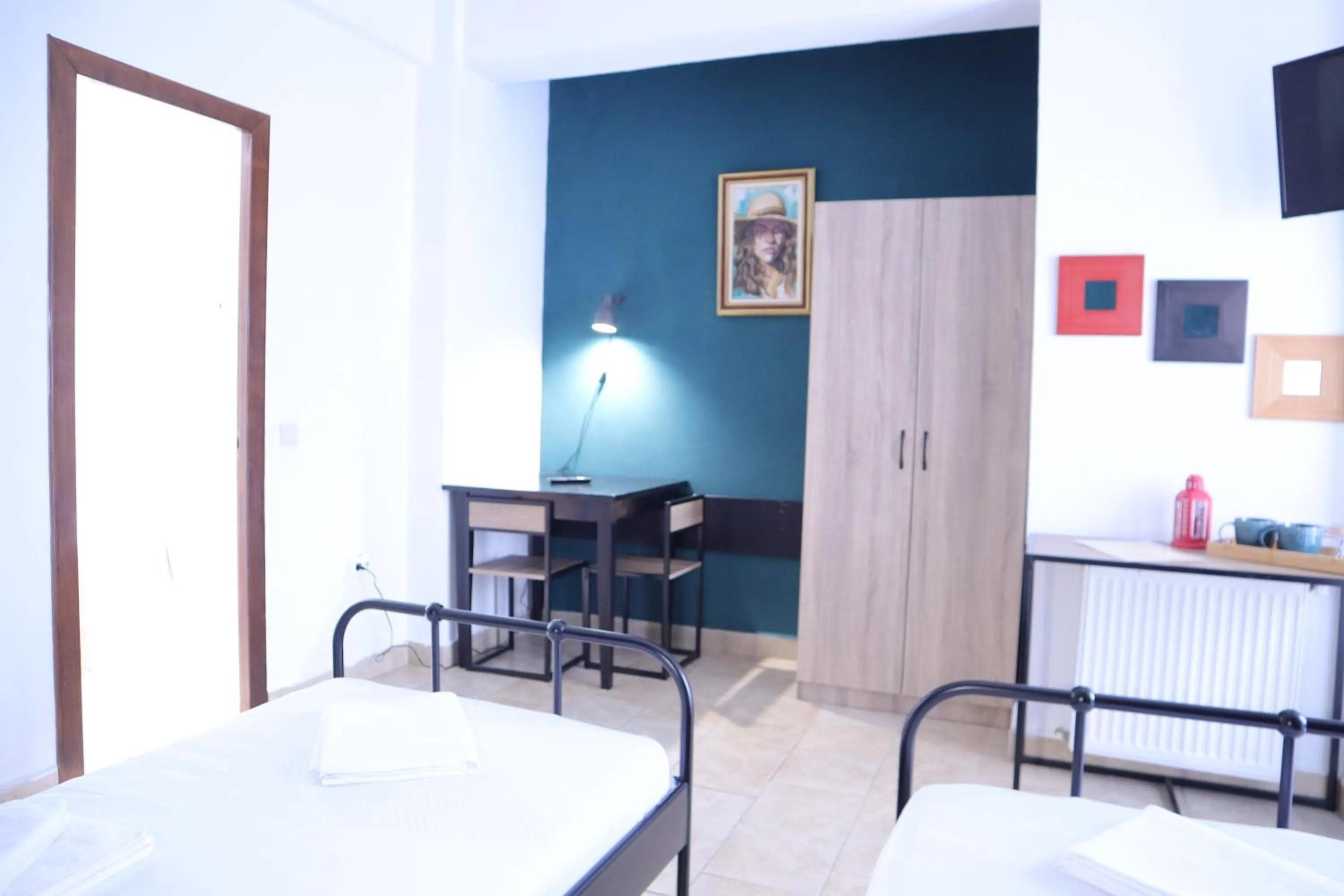 Dining area, Bed in Taxi Hostel