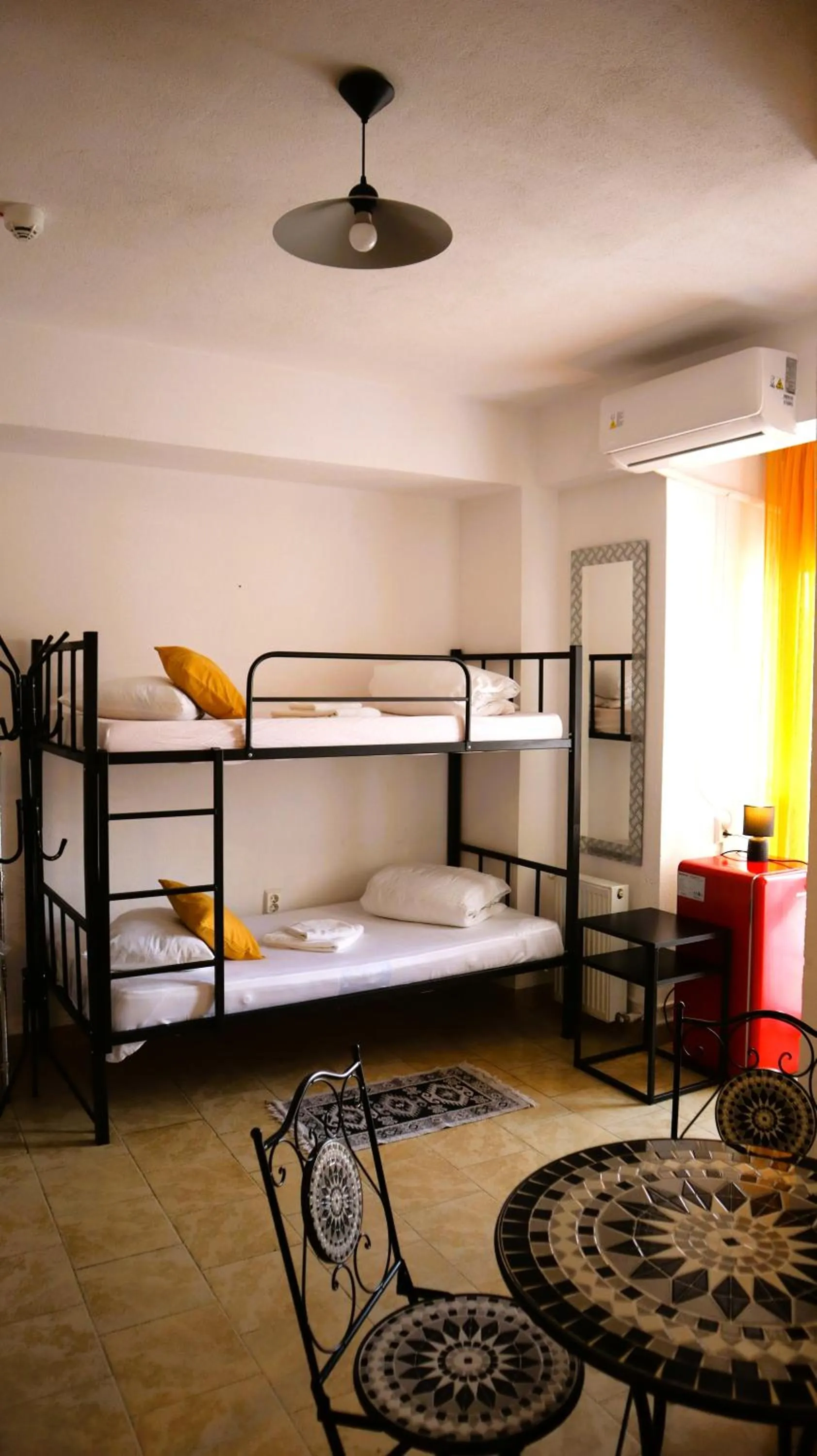 Dining area, Bed in Taxi Hostel