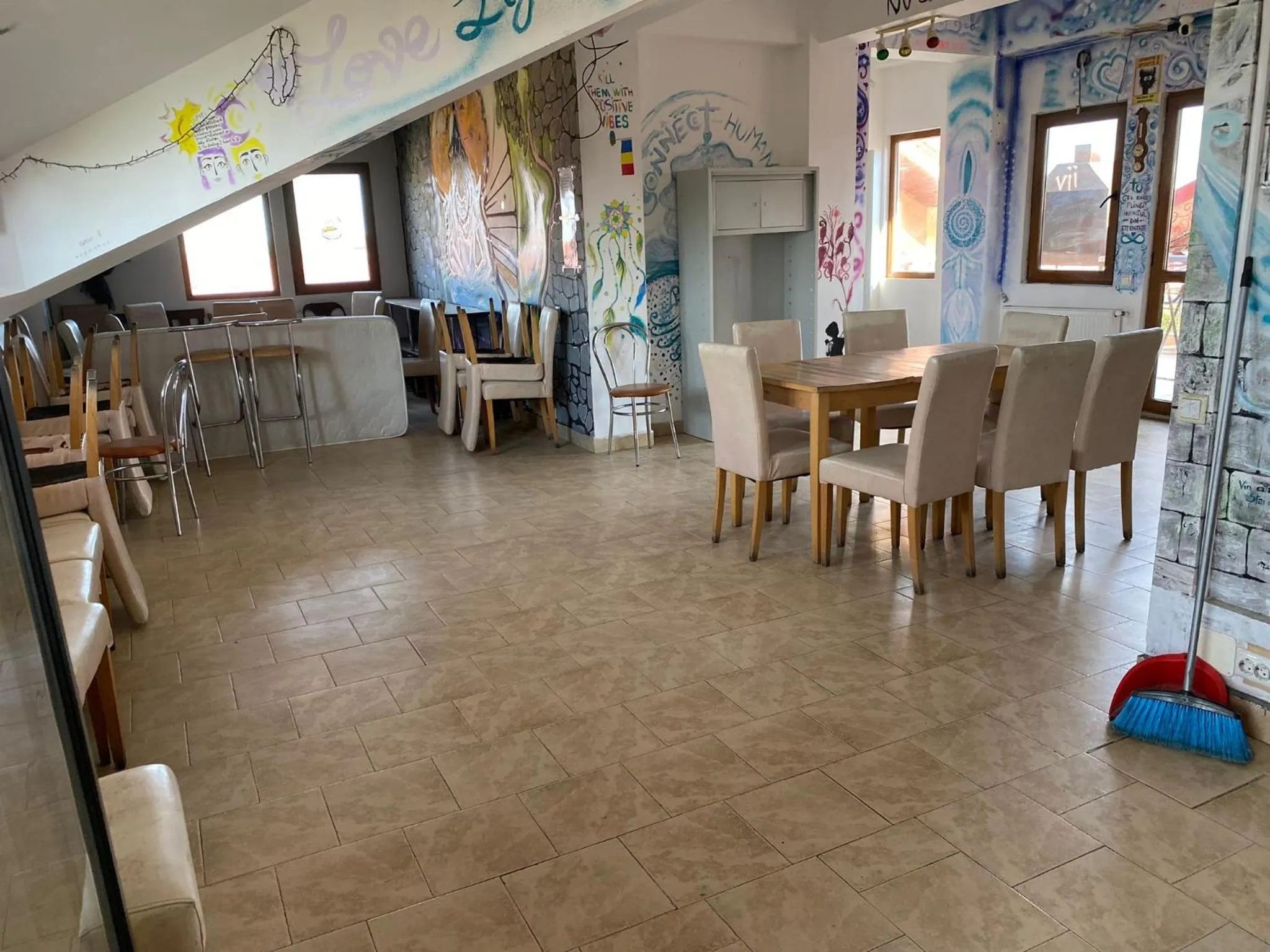 Restaurant/places to eat in Taxi Hostel