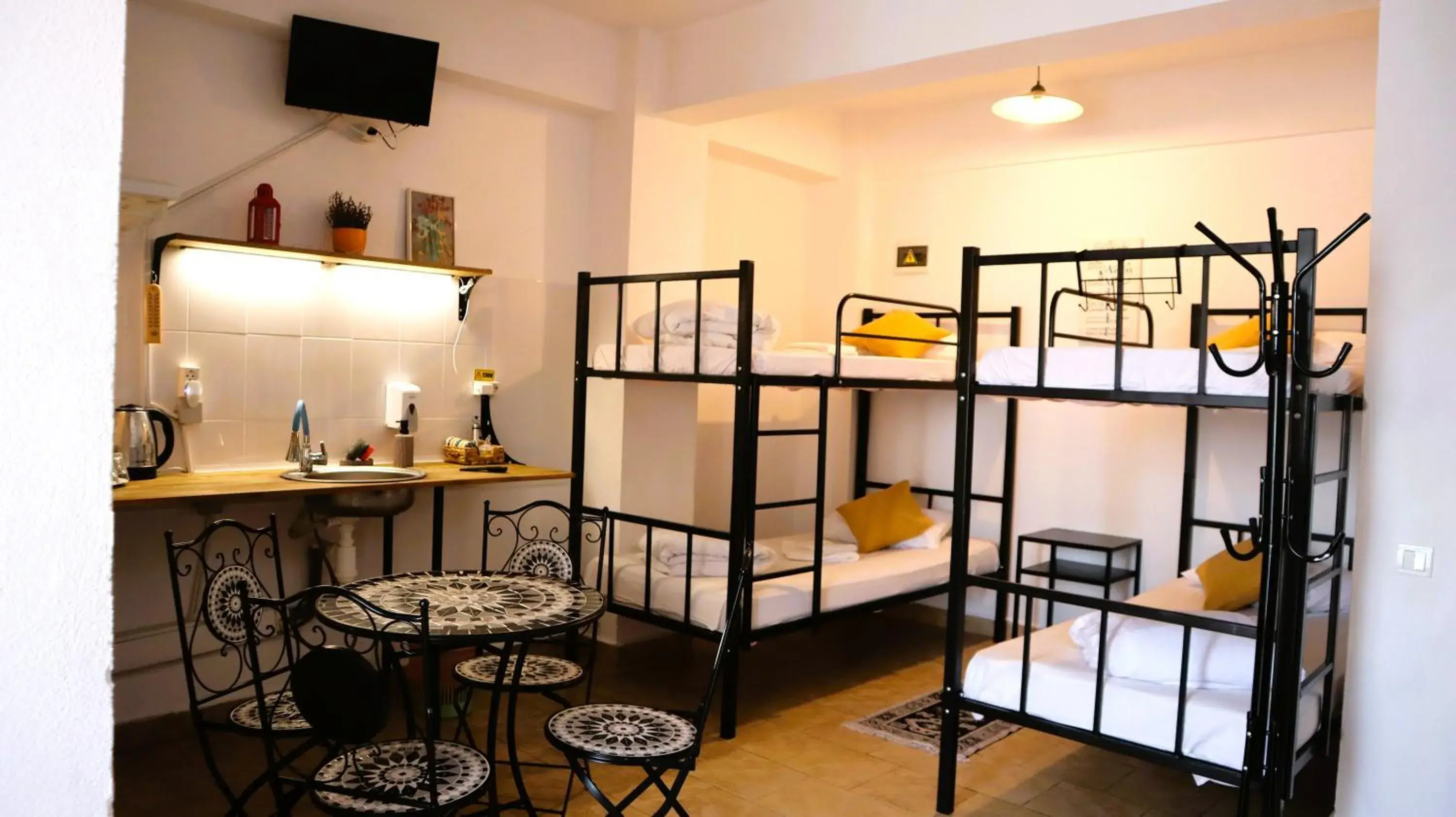6-Bed Mixed Dormitory Room in Taxi Hostel 6-Bed Mixed Dormitory Room in Taxi Hostel