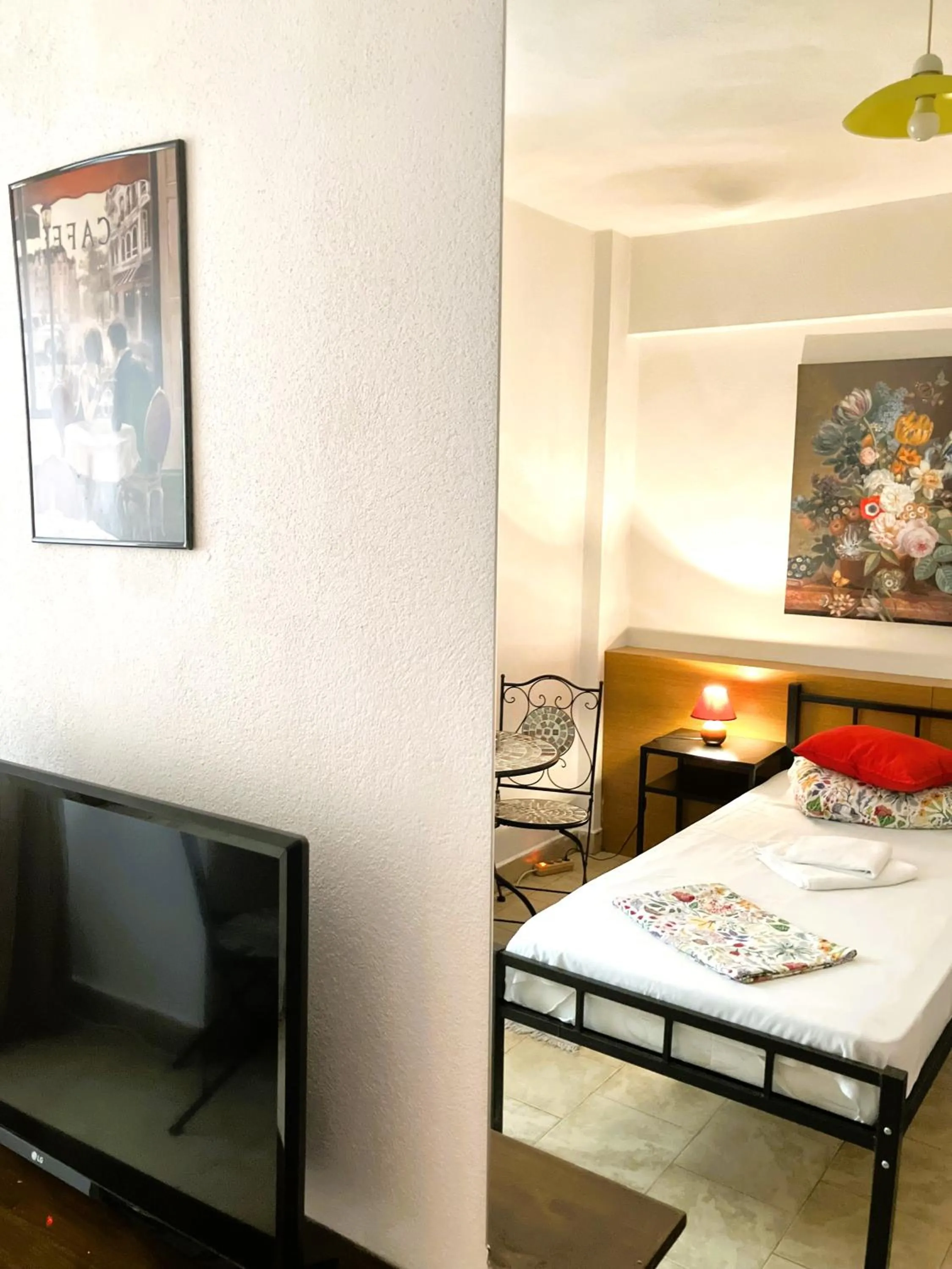 TV and multimedia, Bed in Taxi Hostel