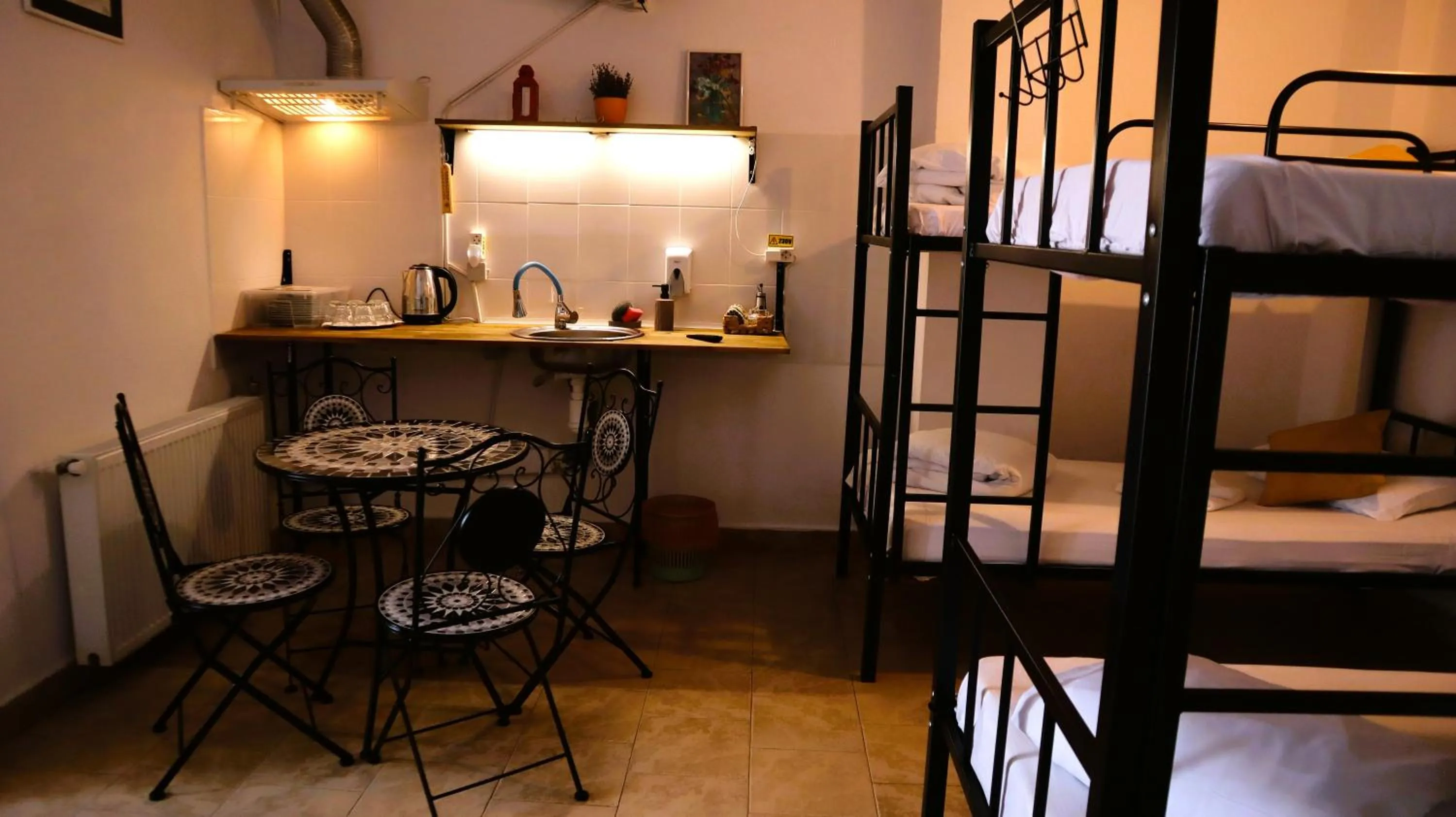 Kitchen or kitchenette, Bed in Taxi Hostel
