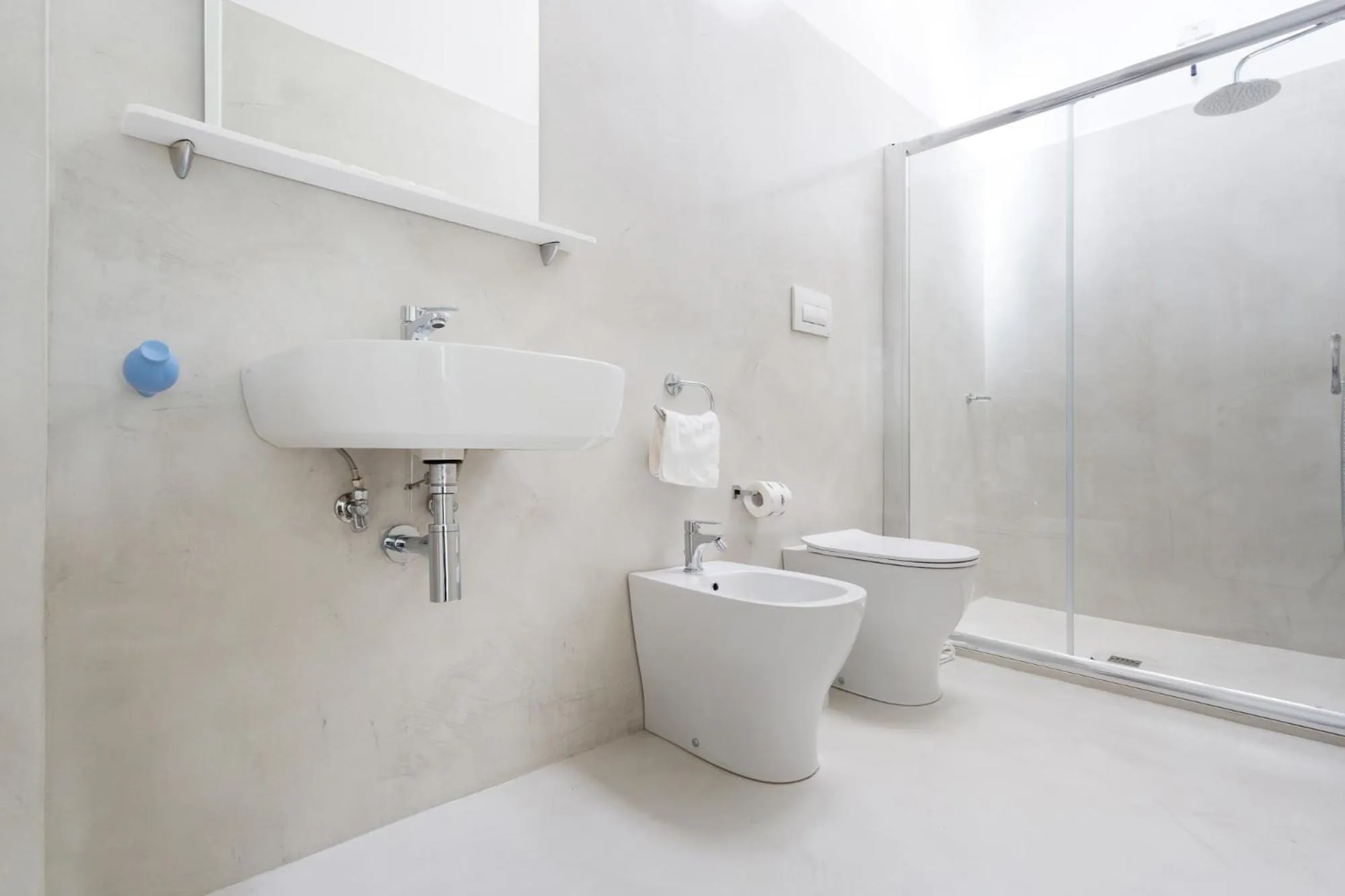 Shower, Bathroom in L'Uomo e il Mare