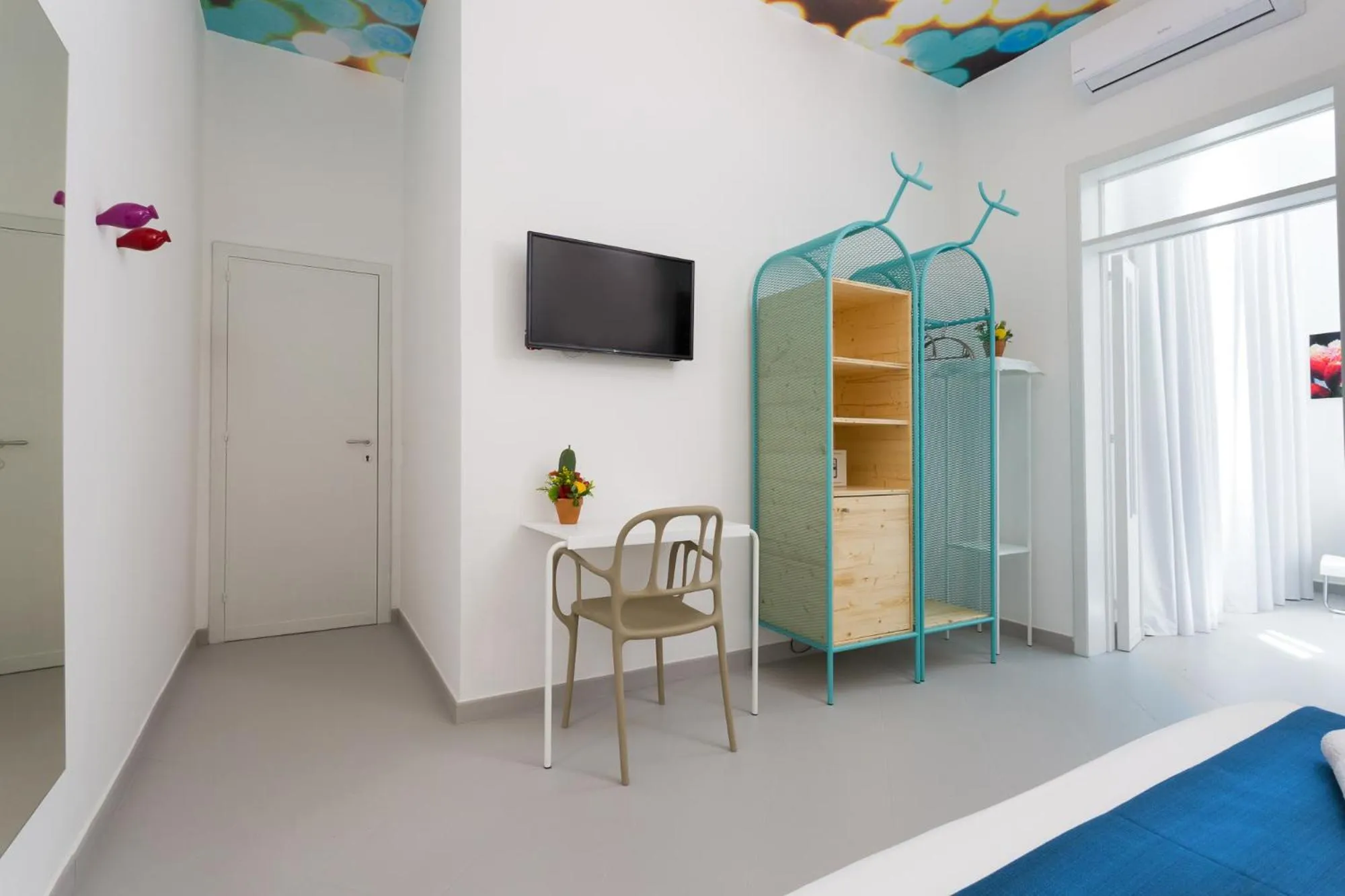 Bed, TV/Entertainment Center in L'Uomo e il Mare