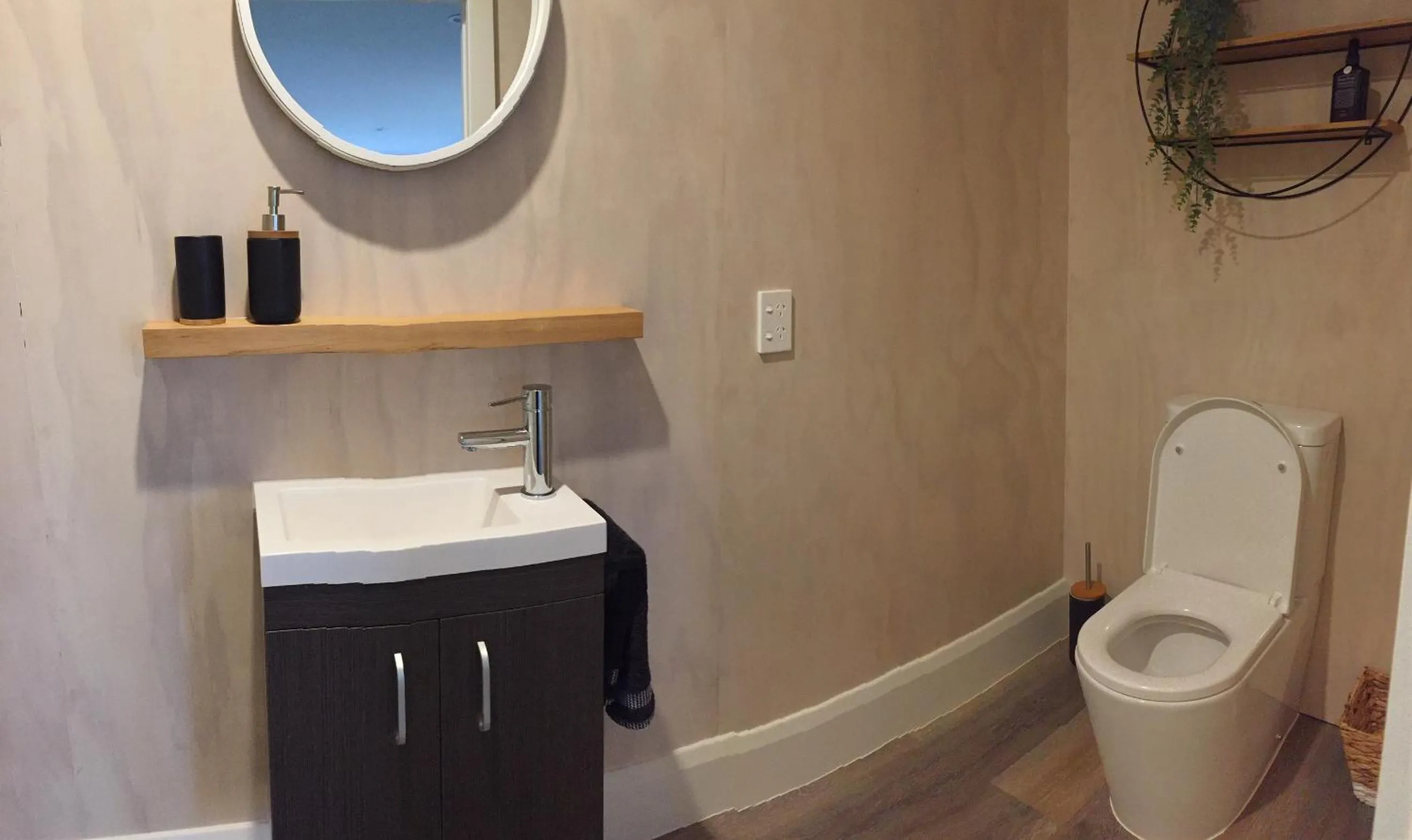 Toilet in Kotahi Cottage