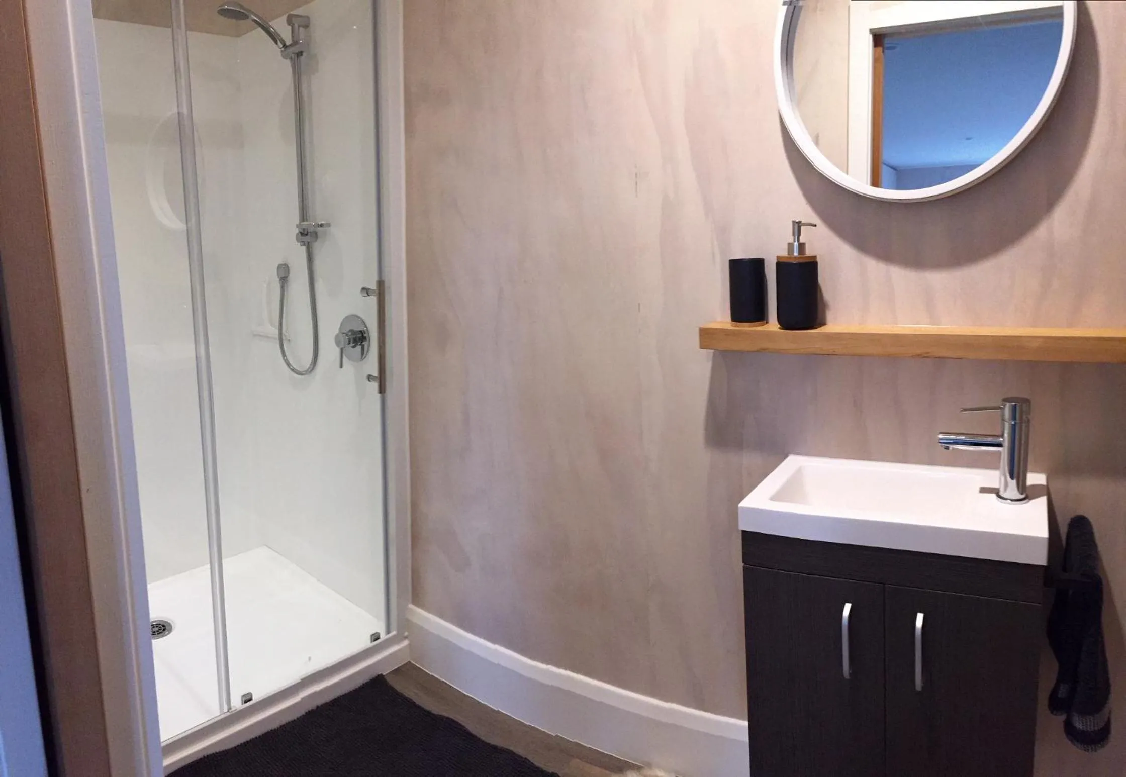 Shower in Kotahi Cottage