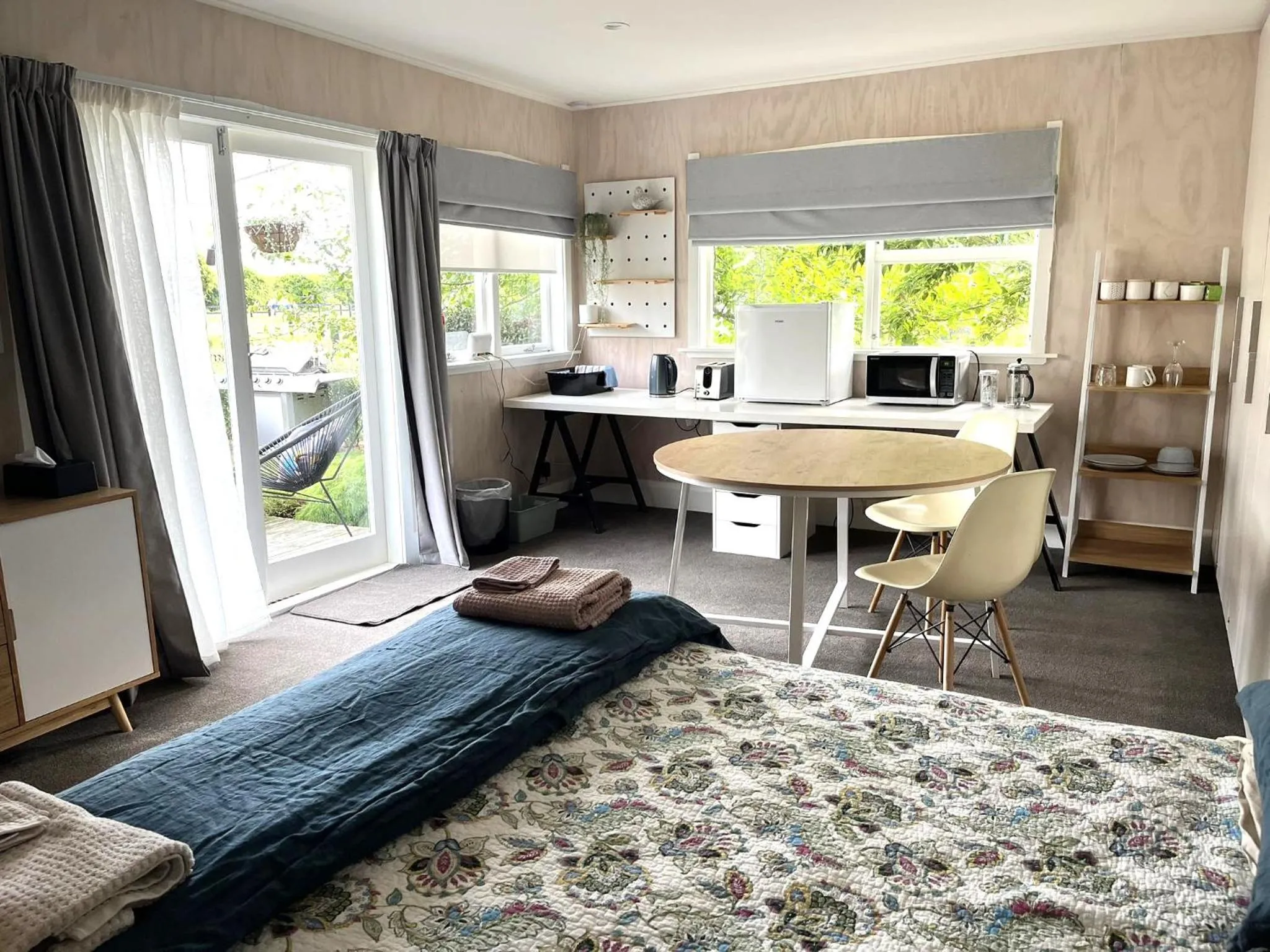 Kitchen or kitchenette in Kotahi Cottage